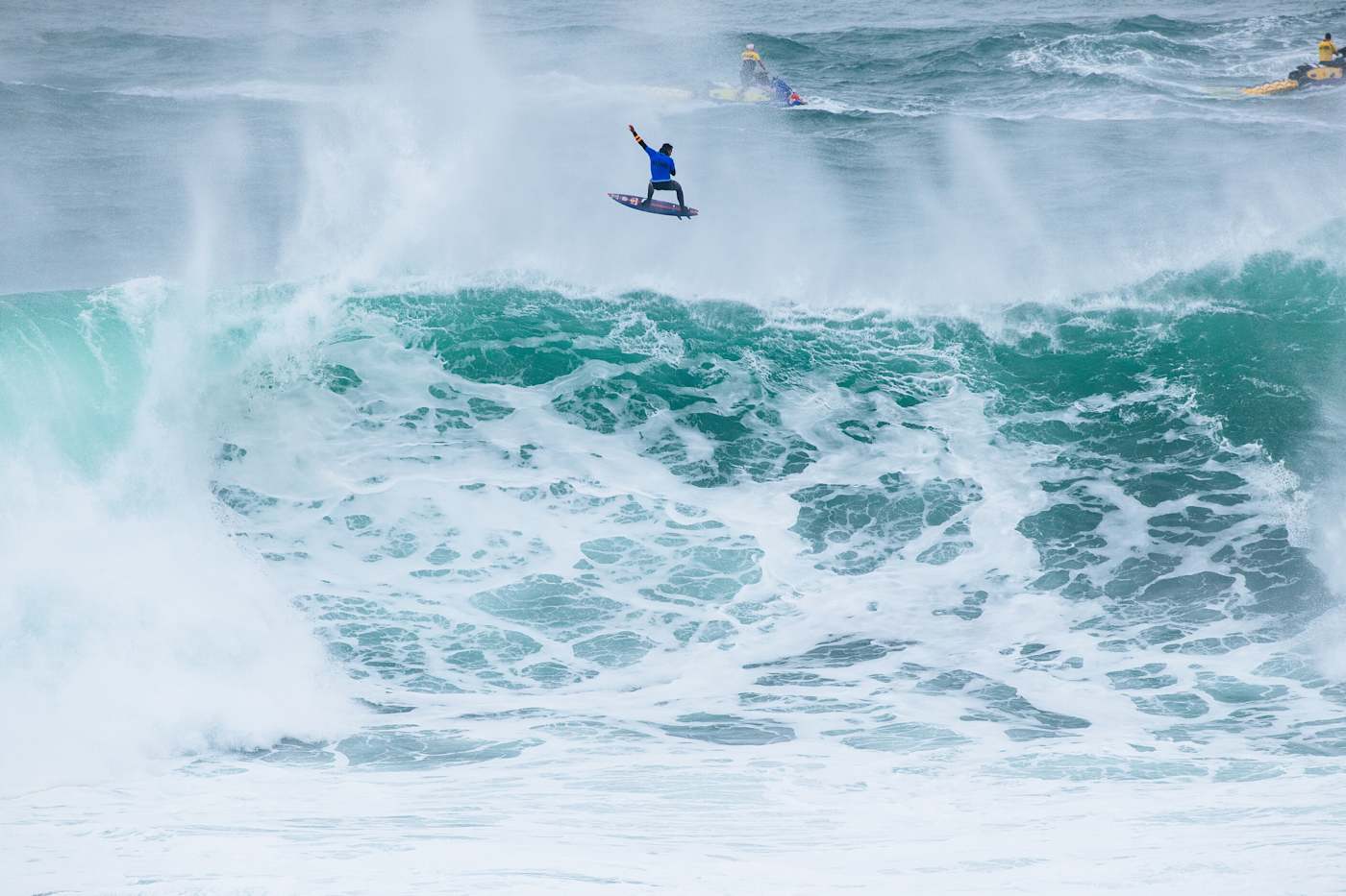 Lenny hace un aéreo en Nazaré.