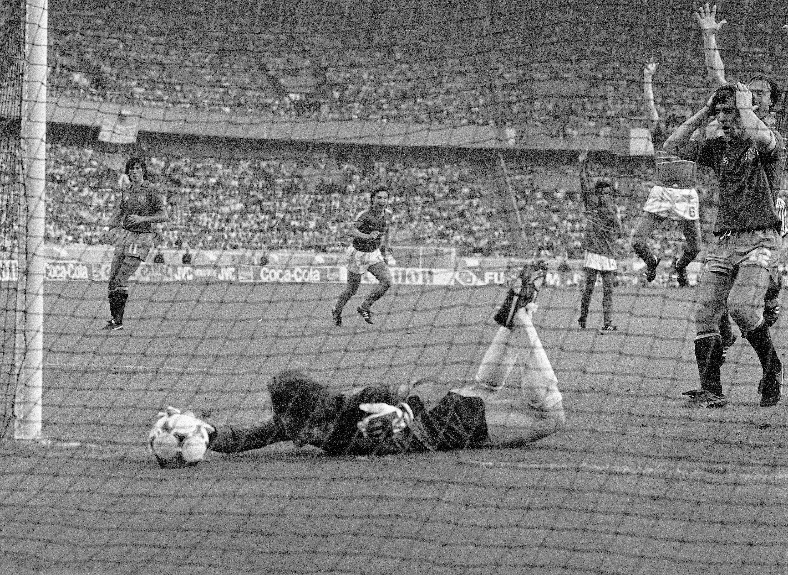 Luis Arconada intenta salvar el gol de falta de Michel Platini en la final de la Eurocopa de 1984