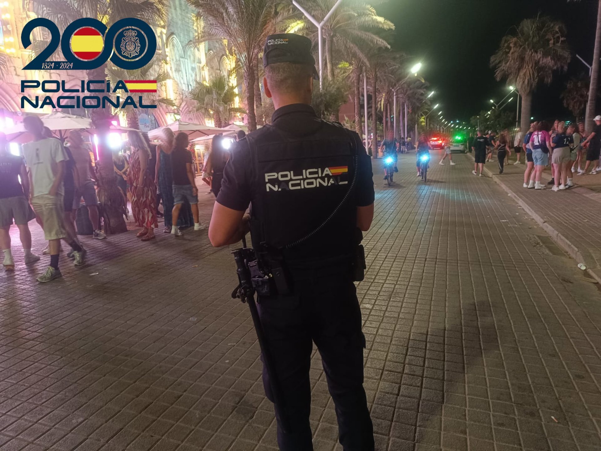 Un agente de la Policía Nacional en Playa de Palma.