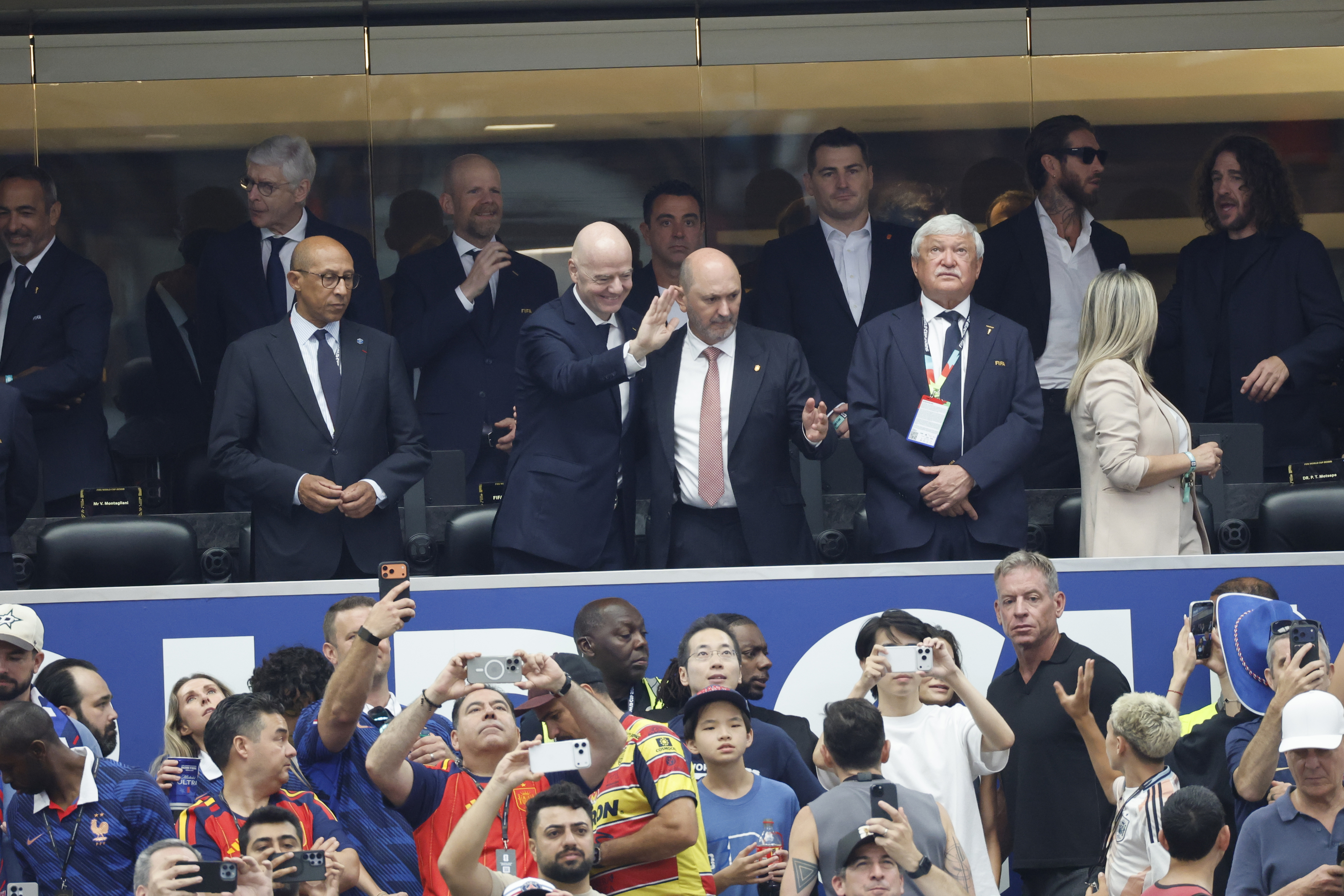 Infantino, Louzán, Xavi Hernández, Casillas, Ramos y Puyol.
