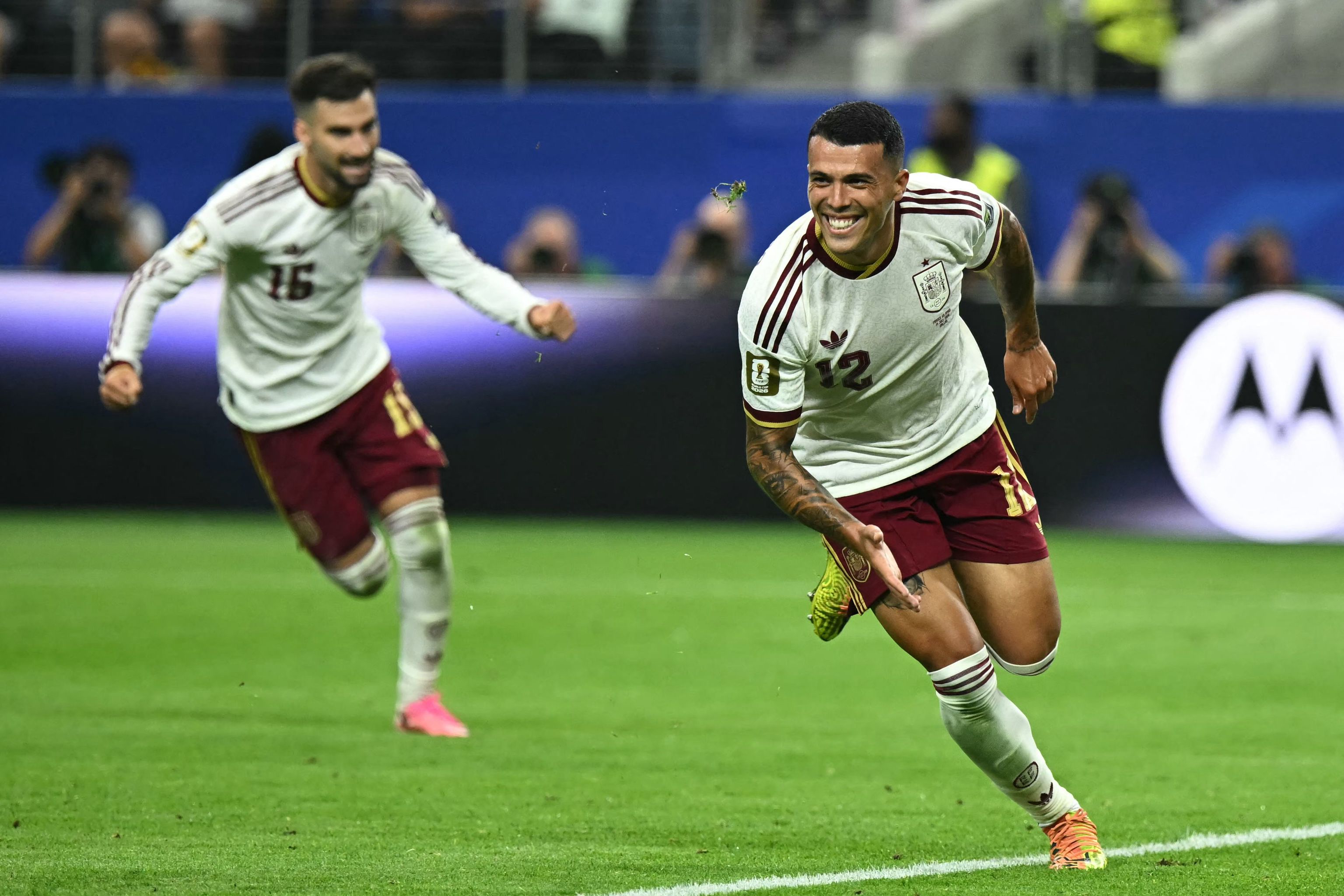 Porro y Baena festejan el 0-2, el lunes en Dallas.