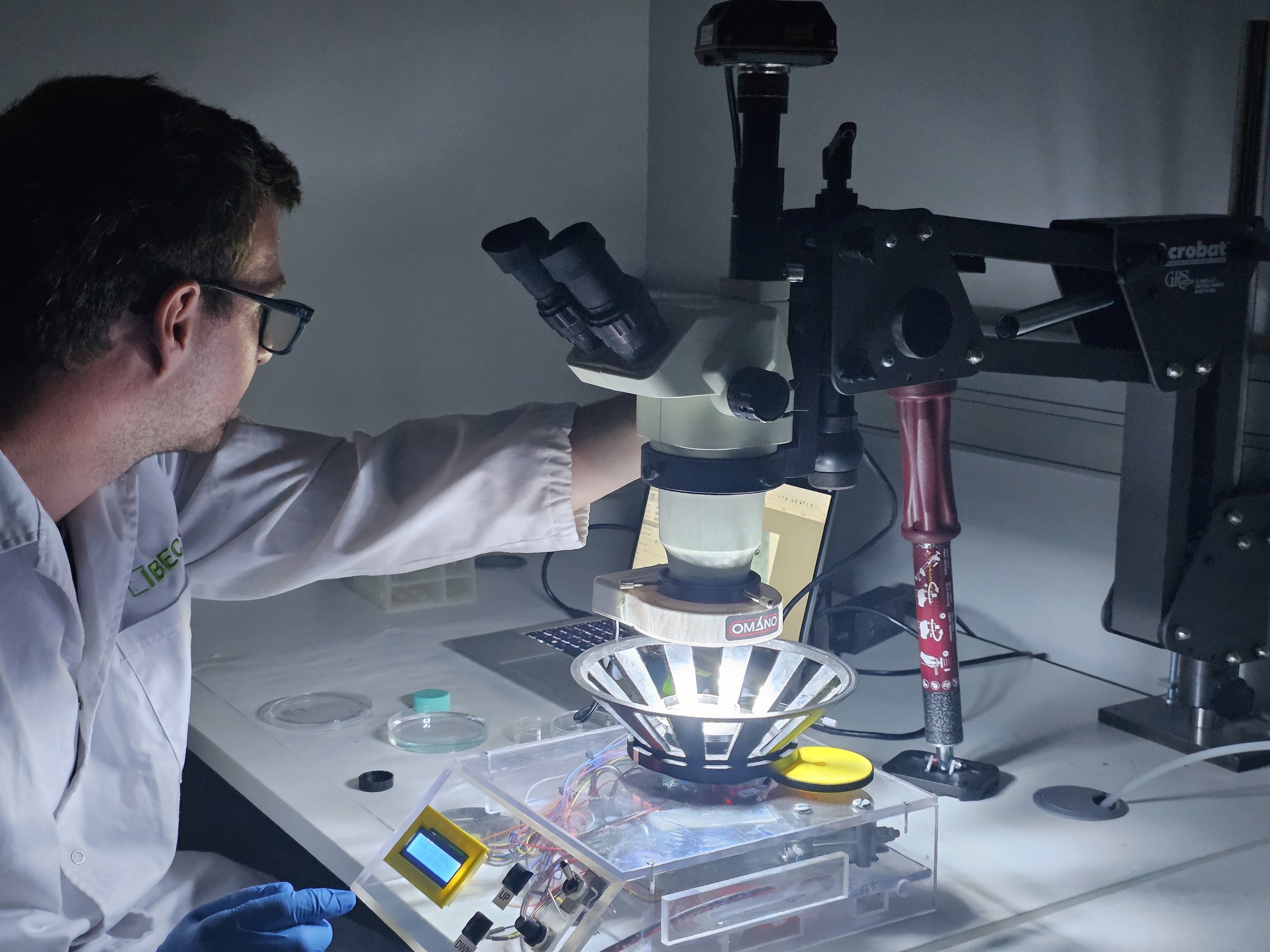Uno de los investigadores del grupo de Nanosondas y nanoconmutadores del IBEC.