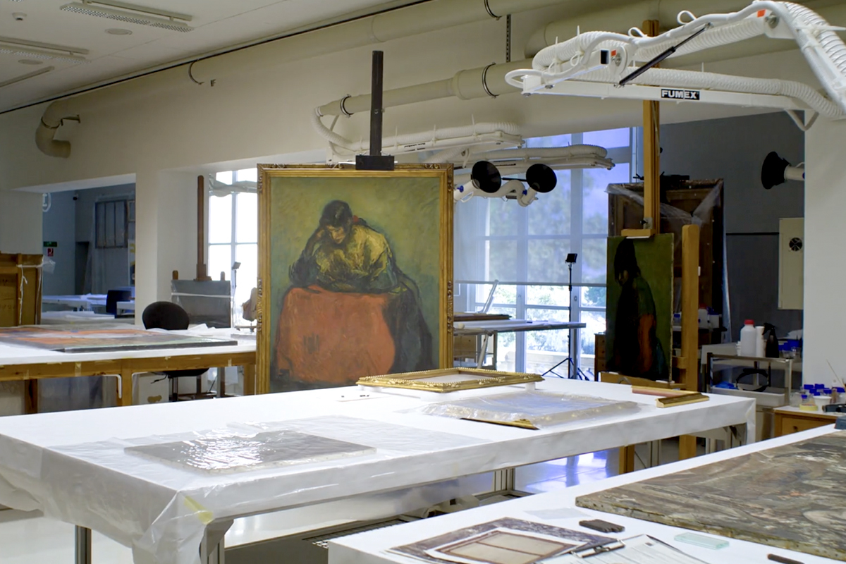 La 'Consuelo' de Isidre Nonell en el taller de restauraci�n del Mnac, en el primer cap�tulo de 'La ciencia del arte'.