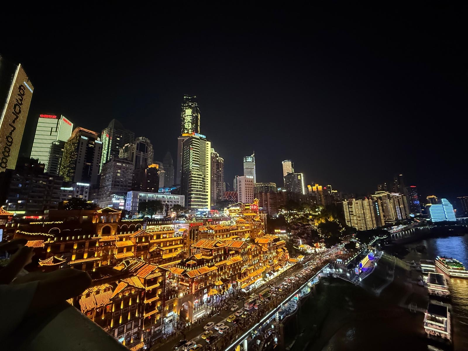 Vista nocturna del centro de Chongqing.