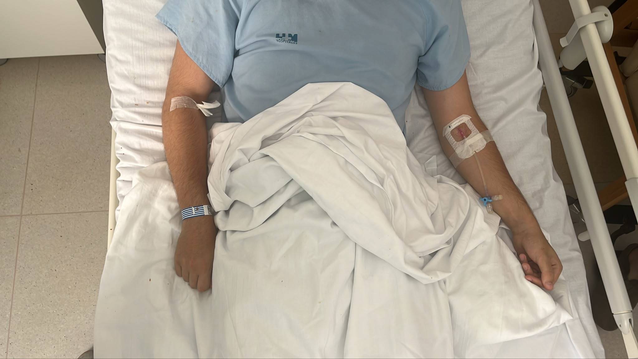 El joven de 21 años en una habitación del hospital.