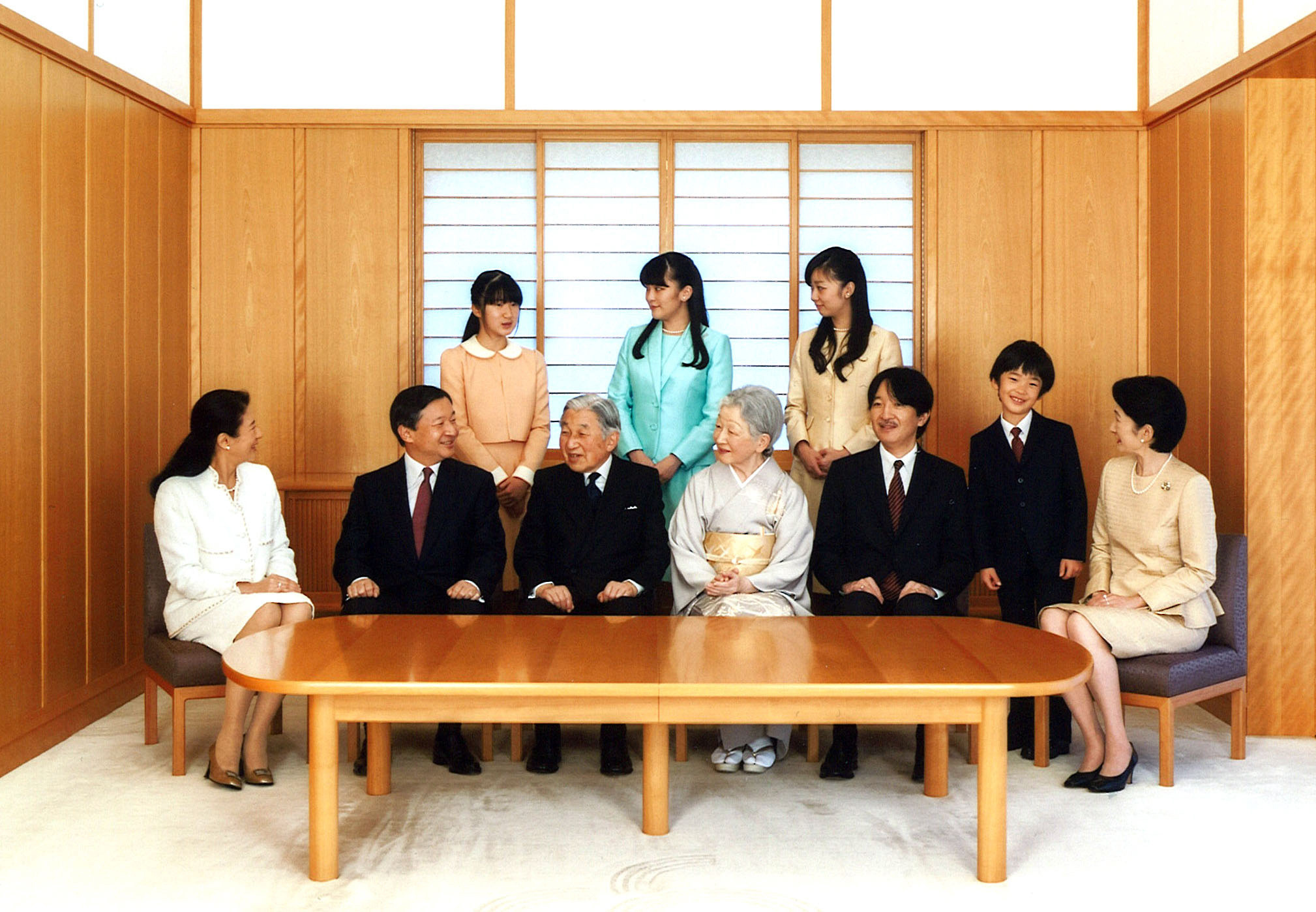 Imagen de archivo de la familia imperial en torno a Akihito y Michiko.