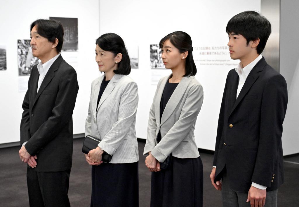 El príncipe Hisahito (izqda.), junto a sus padres y su hermana Kako.