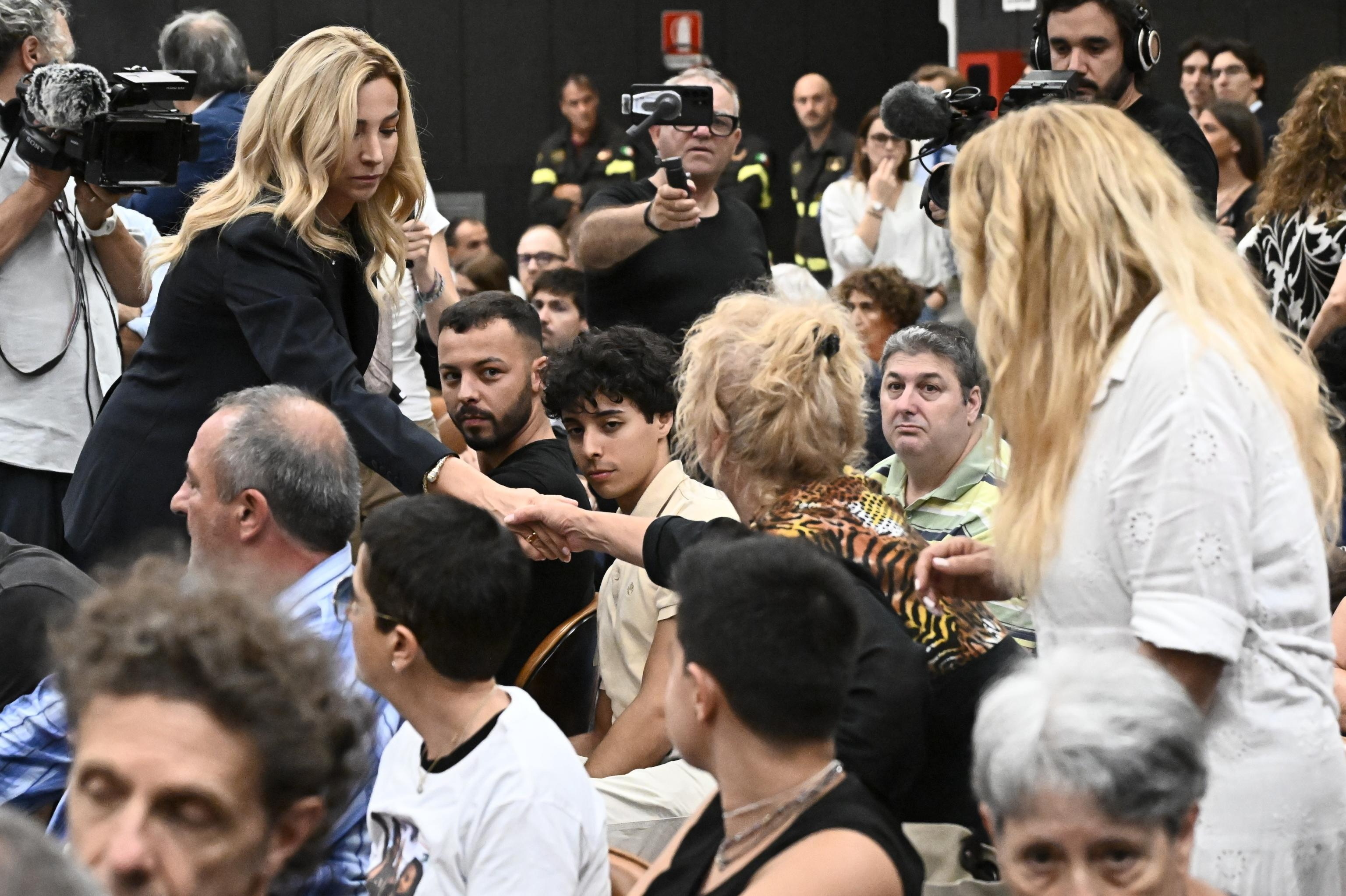 La alcaldesa de Génova, Silvia Salis (izquierda), saluda a algunos familiares de las víctimas.