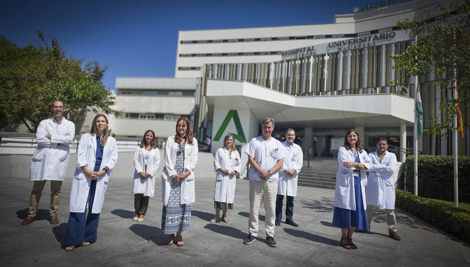 Jesús Rodrígguez Baño, jefe de Servicio de Enfermedades Infecciosas del Hospital Virgen Macarena, rodeado de su equipo.