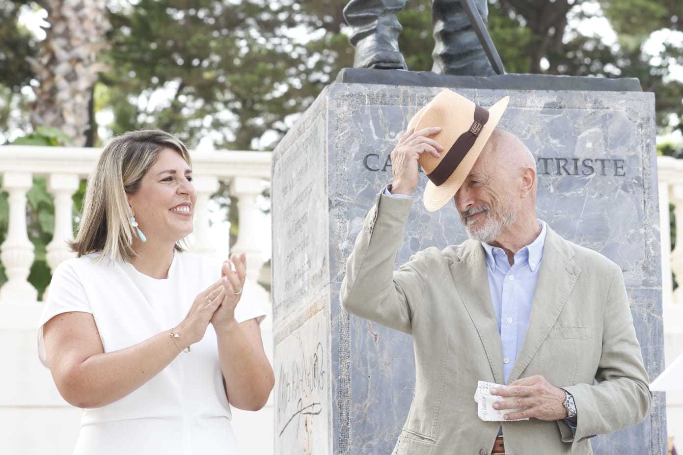 La alcaldesa de Cartagena, Noelia Arroyo, aplaude a Arturo Pérez Reverte en el acto de homenaje al capitán Alatriste, este viernes.