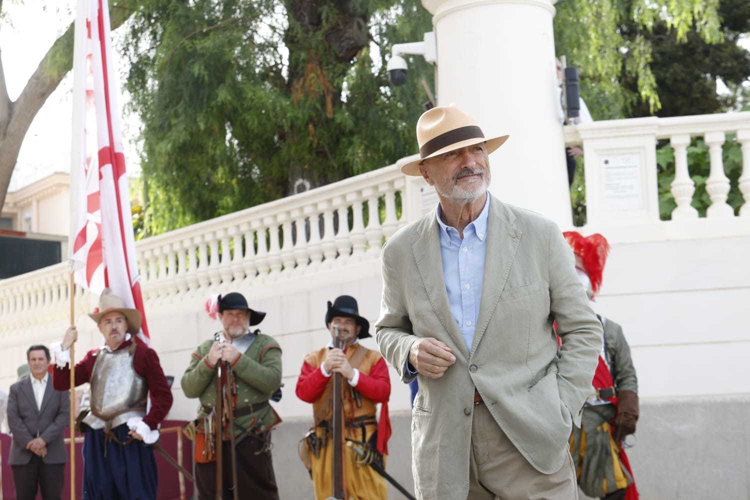 Arturo Pérez Reverte, junto al Tercio Viejo de Cartagena, durante el acto de homenaje al Capitán Alatriste, este viernes, en Cartagena.