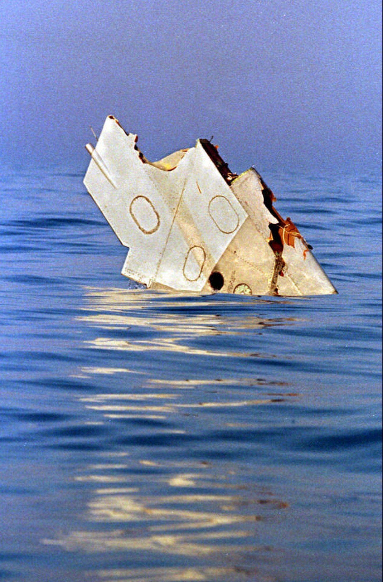 Restos del avión flotando en el mar.