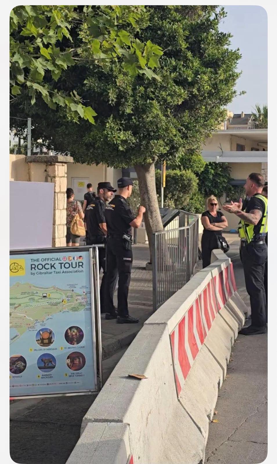 Dos agentes de la Policía Nacional uniformados intentan acceder sin éxito a Gibraltar para desayunar.