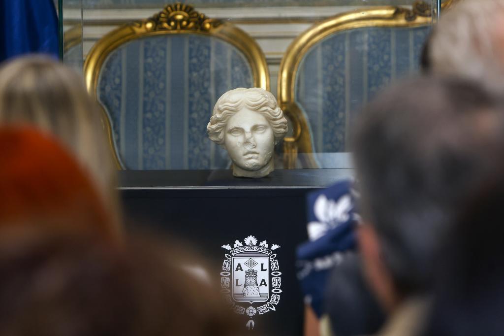 Presentación de la cabeza romana de Venus en el Ayuntamiento de Alicante.