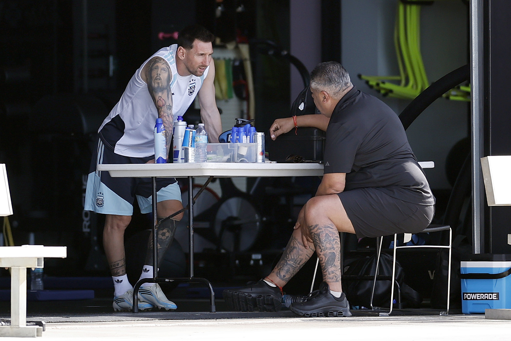 Chiqui Tapia junto a Messi en la terraza del hotel The Dalmar