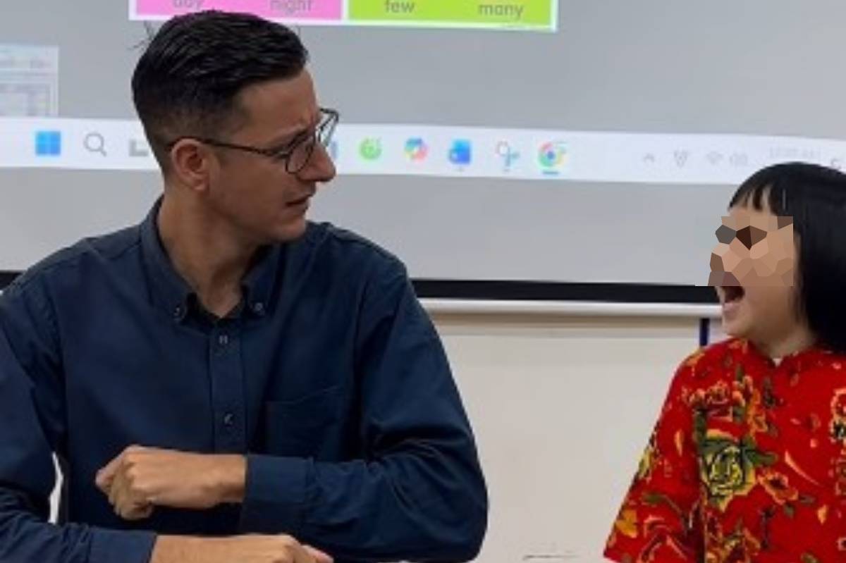 David Jiménez con una niña vietnamita en una de sus clases.