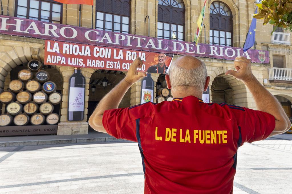Un hombre posa con una camiseta de De la Fuente en Haro, su ciudad natal.