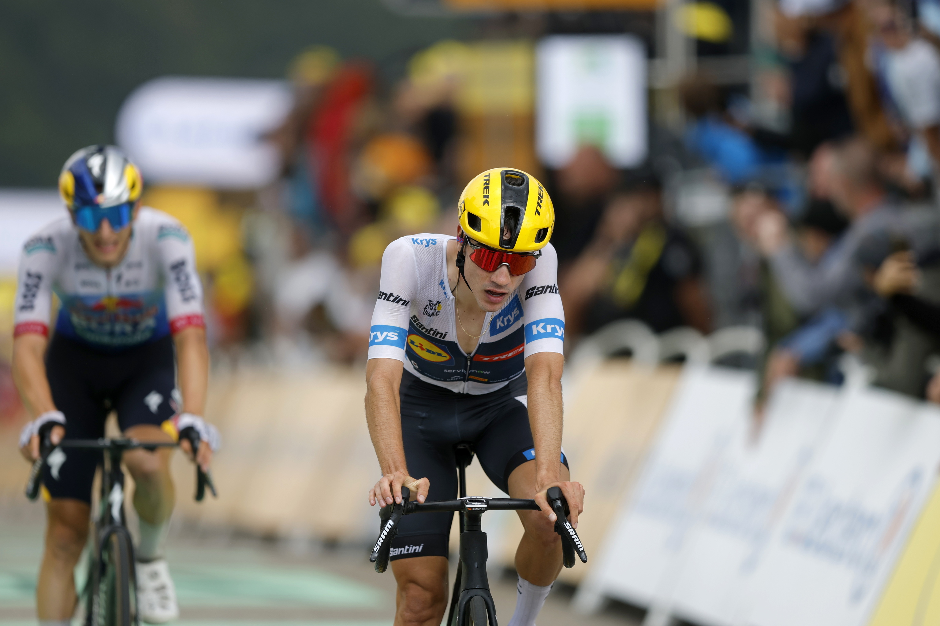 Juan Ayuso, entrando en meta por delante de Lipowitz.