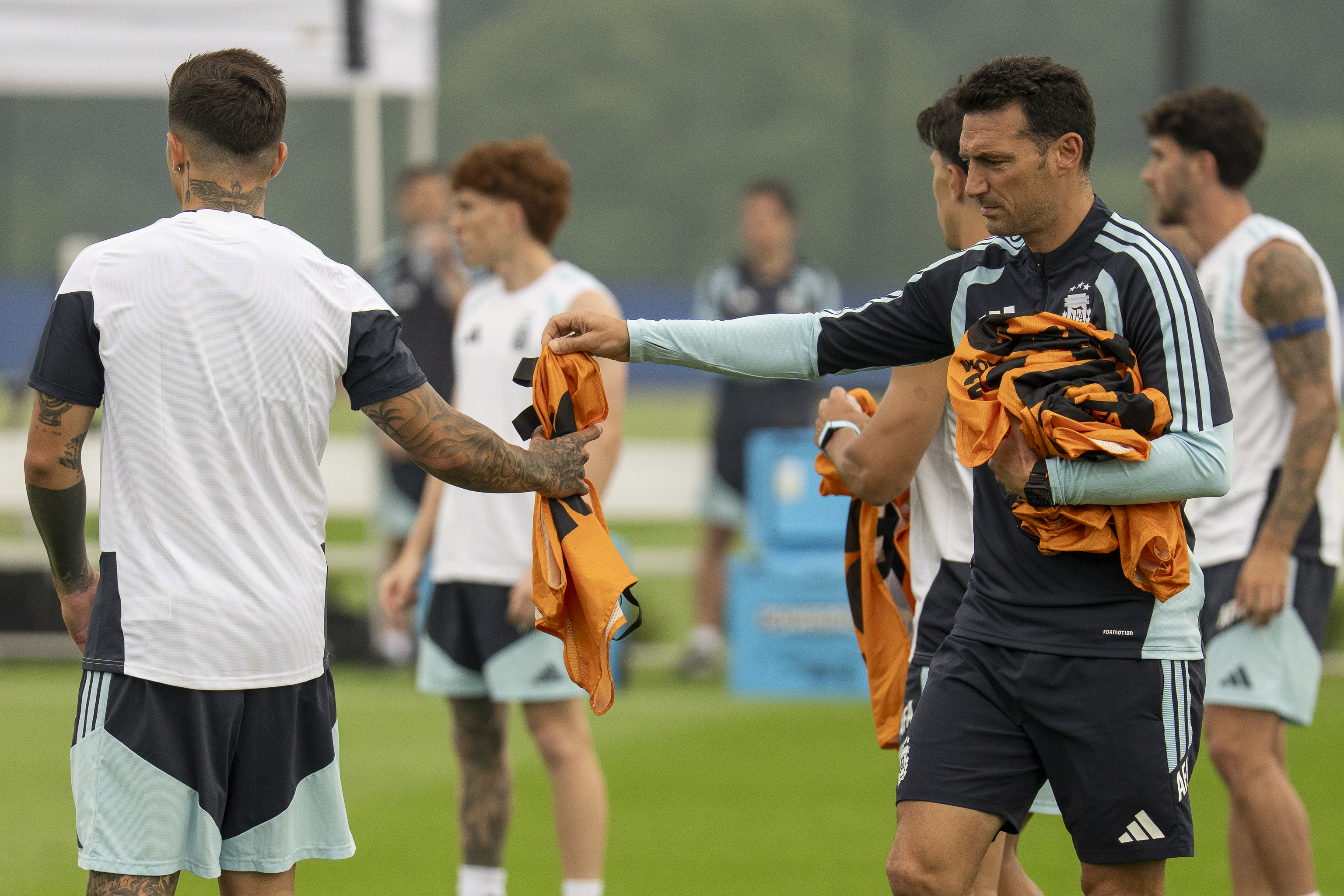 Scaloni reparte los petos en la última sesión de entrenamiento de Argentina.