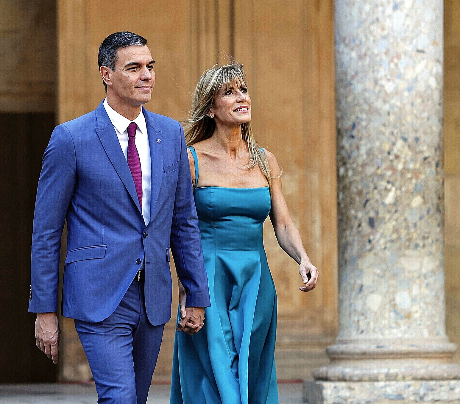 Pedro Sánchez, junto a su esposa, Begoña Gómez, durante una visita a la Alhambra con motivo de la Cumbre Europea de 2023