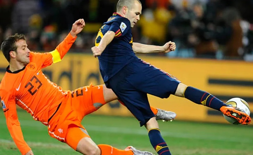 Iniesta, ante Van der Vaart, el 11 de julio de 2010.