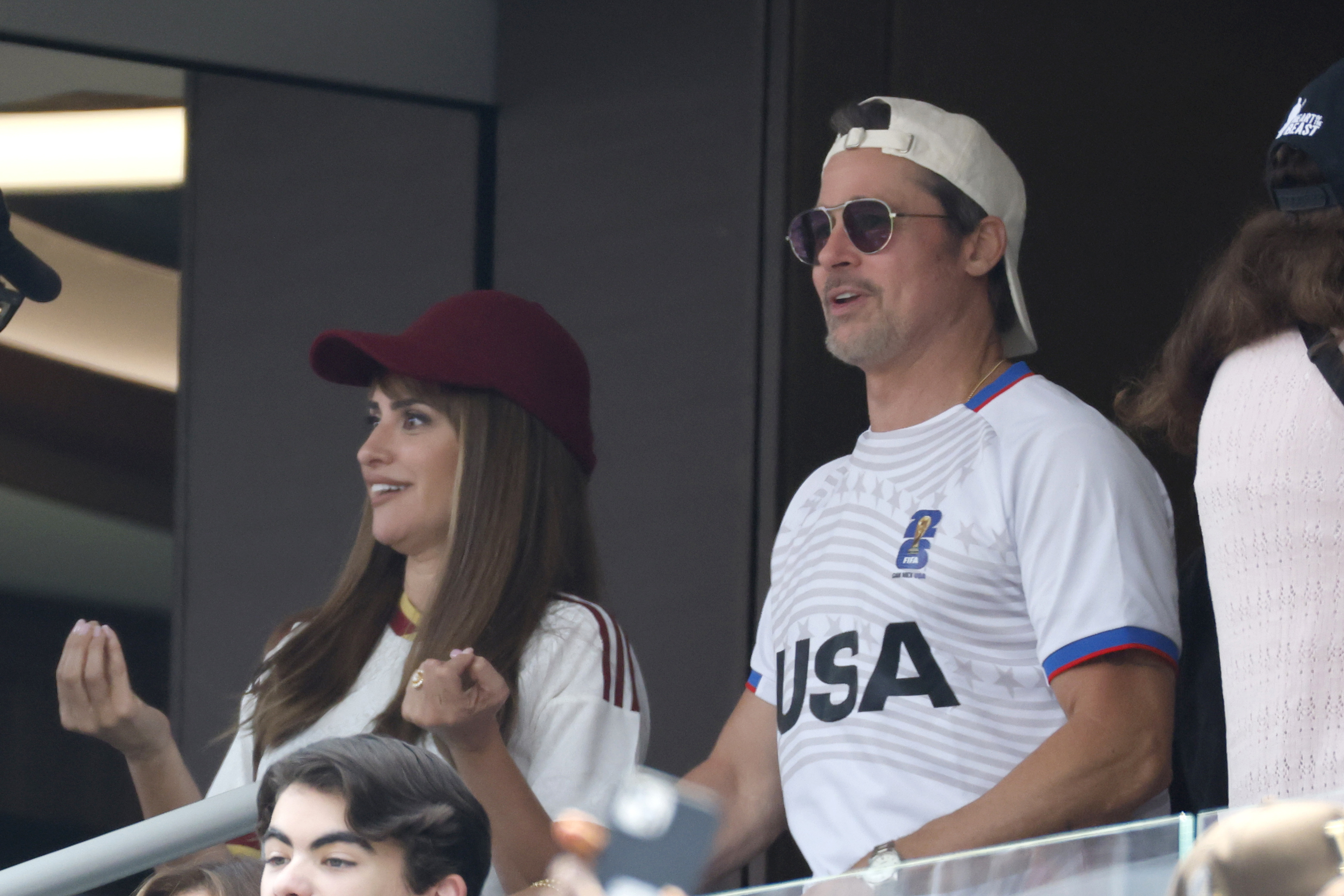Penélope Cruz y Brad Pitt, durante un partido de cuartos.