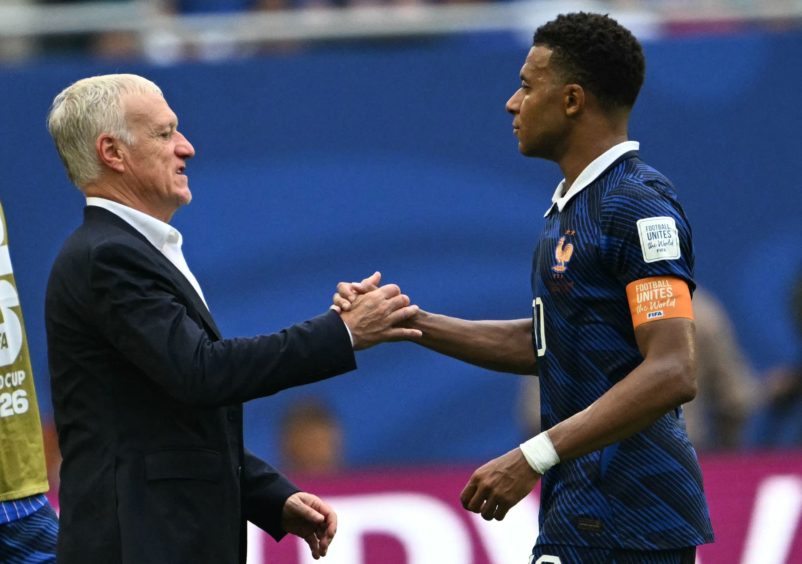 Saludo entre Mbappé y Deschamps tras la derrota.