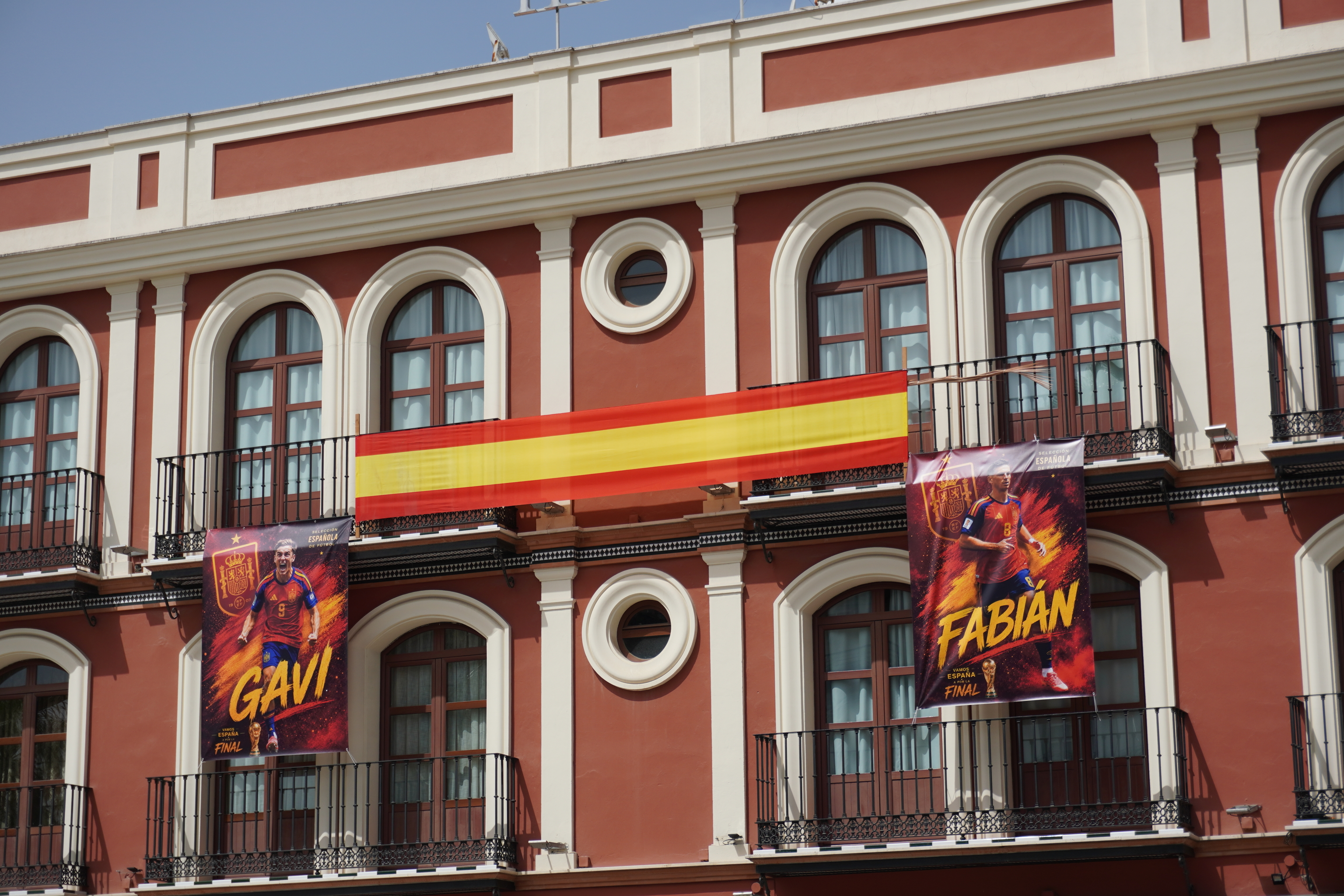 Bares y casas particulares decoran hoy sus balcones con sus jugadores.