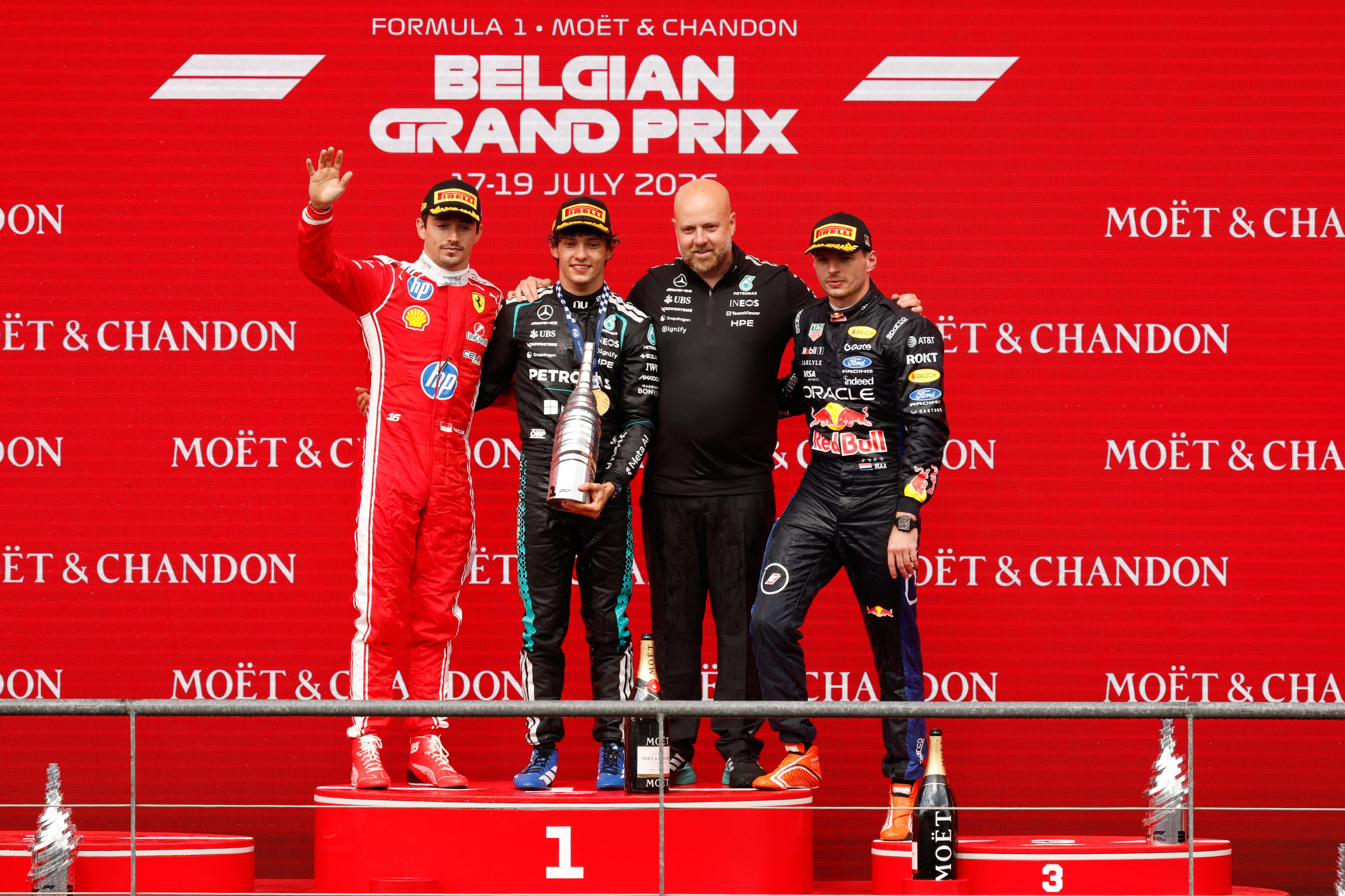 Leclerc, Antonelli y Russell en el podio de Spa.
