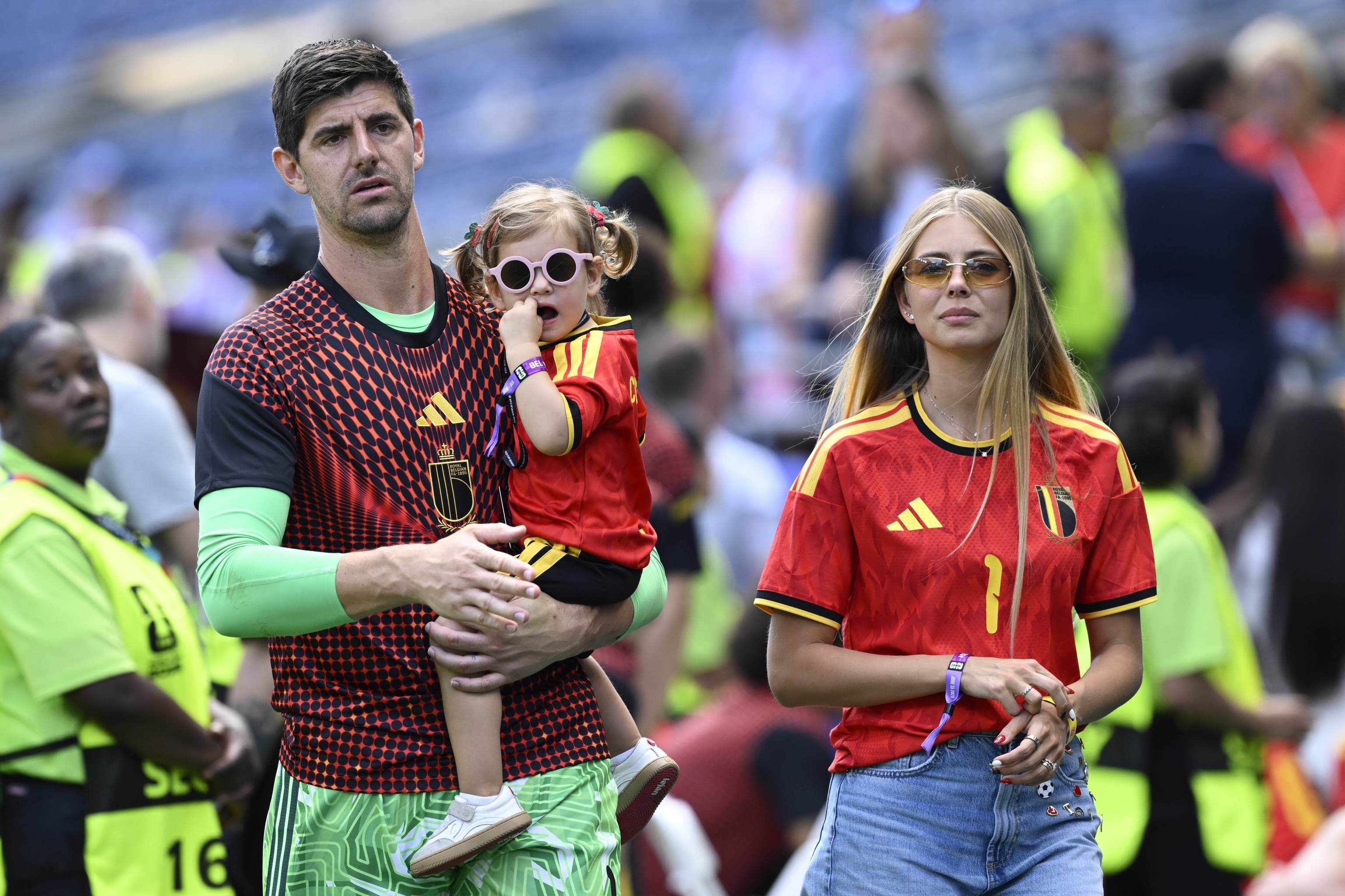 Courtois, junto a su mujer y a la hija de ambos.