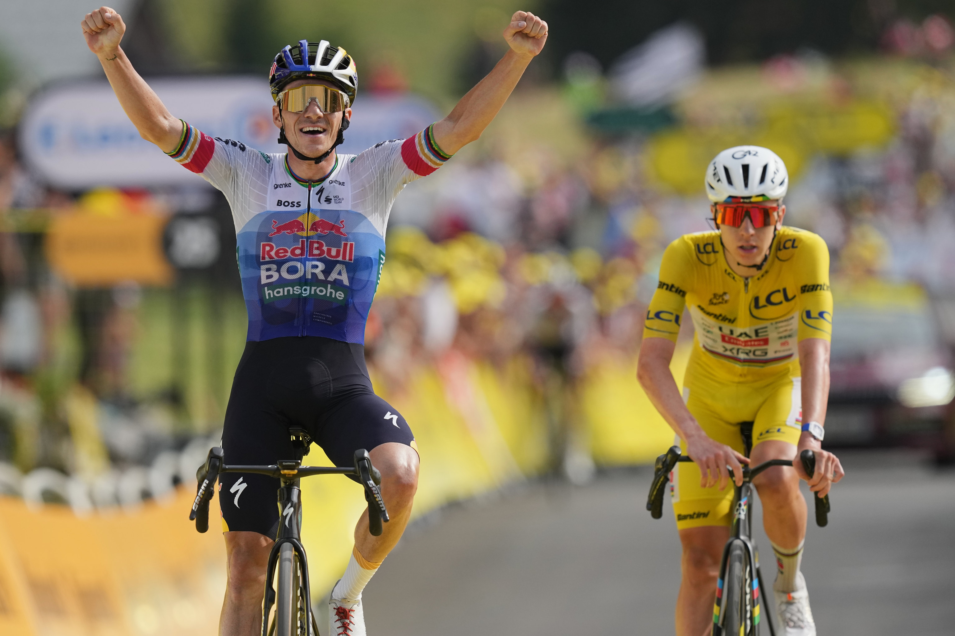 Evenepoel celebra su triunfo sobre Pogacar en Plateau de Solaison.