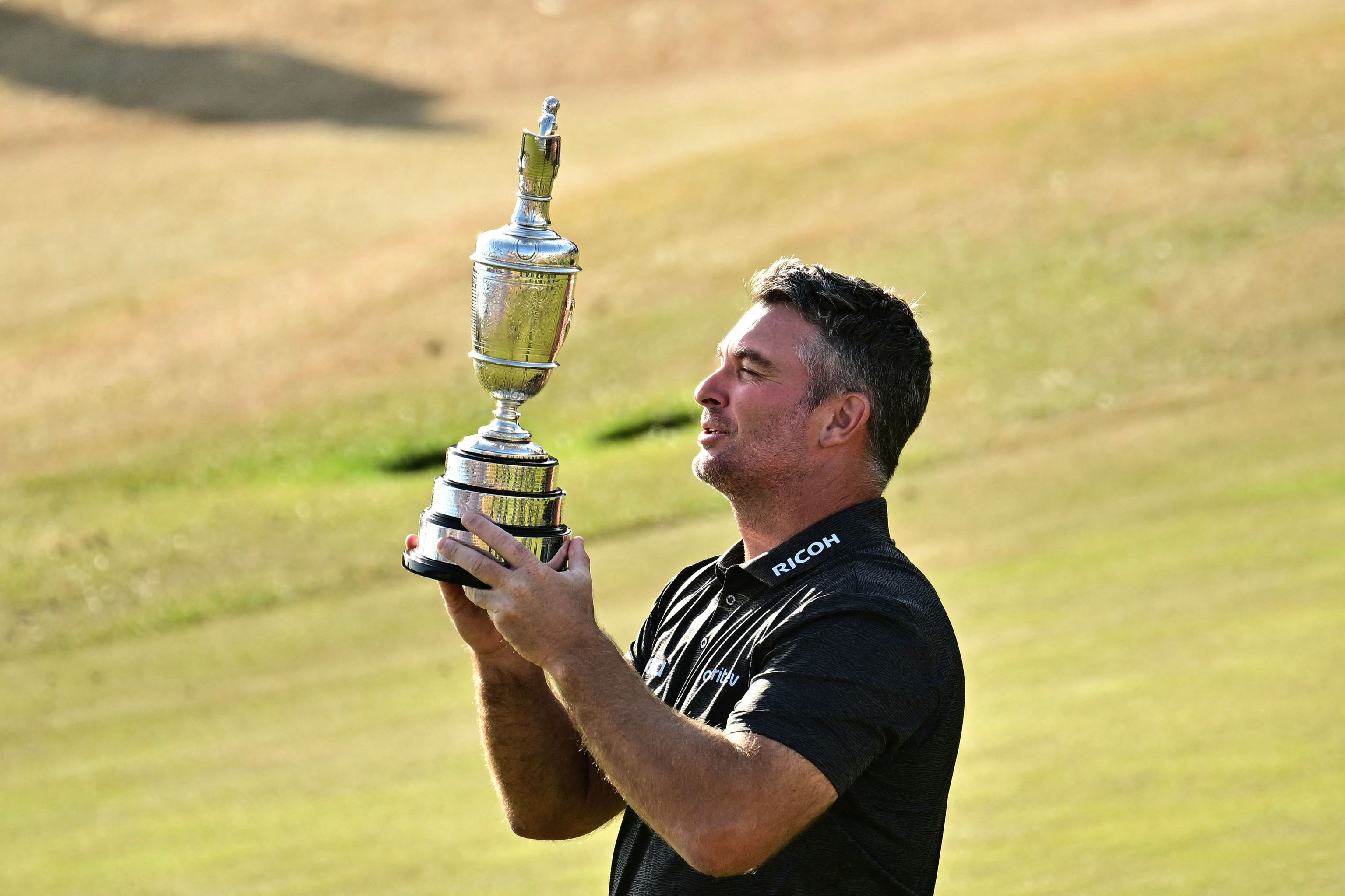 Ryan Fox, con el trofeo de ganador.
