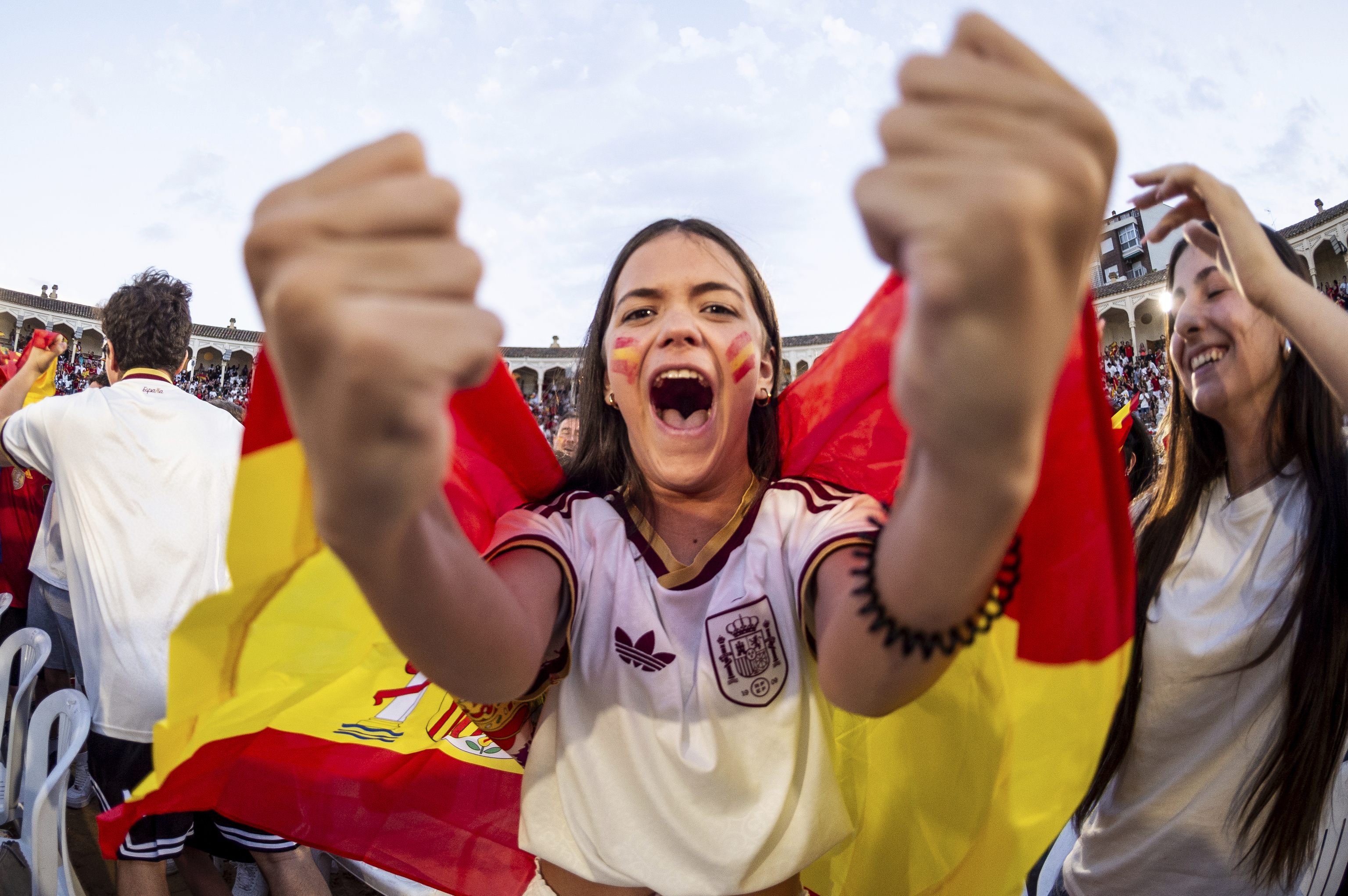 Una fan, tras la victoria de España frente a Francia.