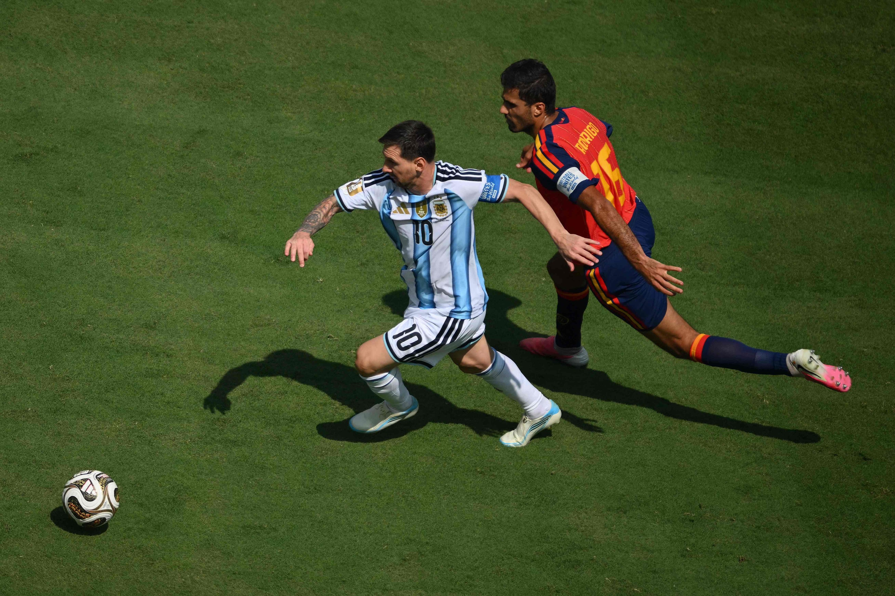 Messi, perseguido por Rodri, durante la final en Nueva York.