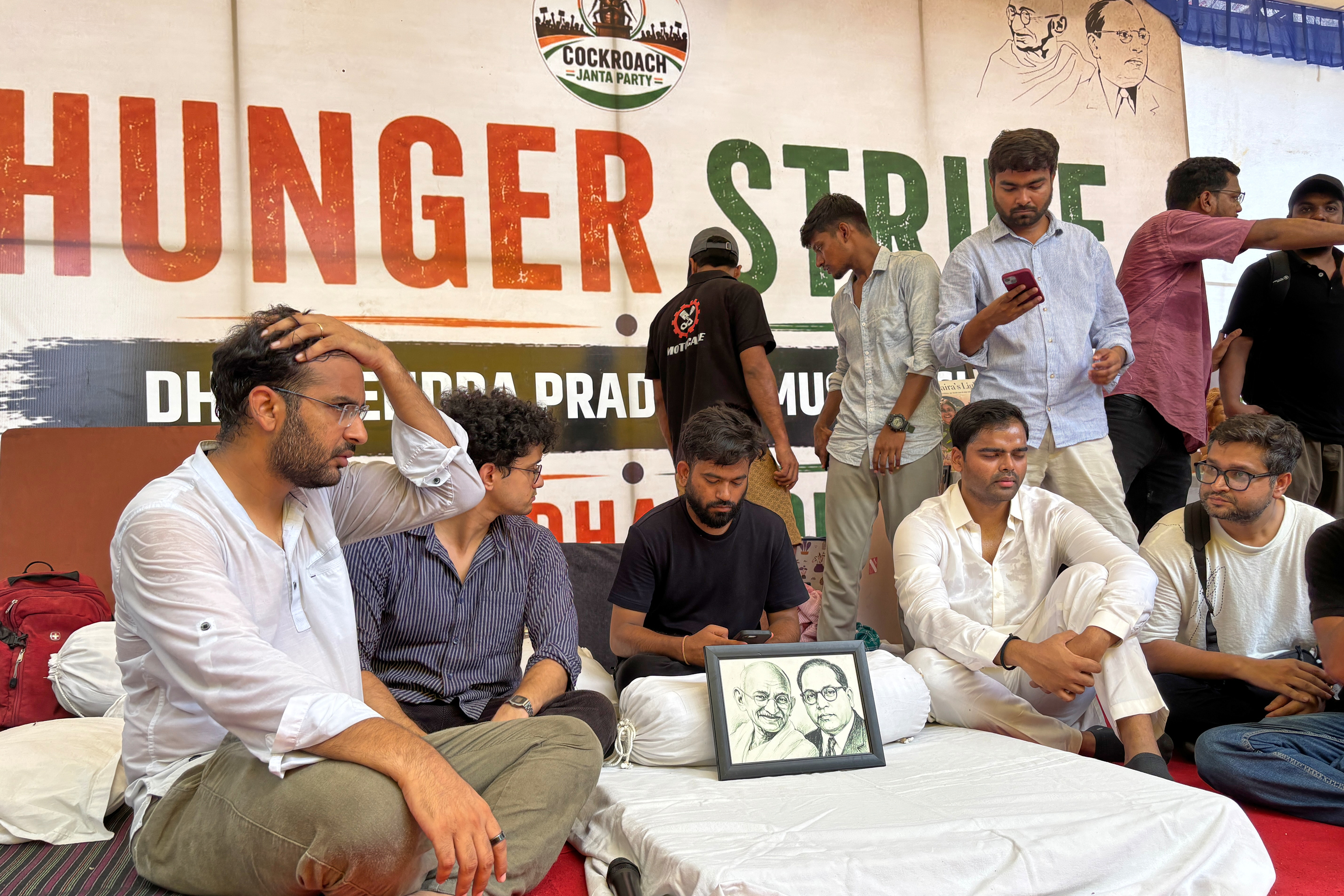Abhijeet Dipke, fundador del Partido Janata de la Cucaracha (centro, sentado), el viernes, en el inicio de una huelga de hambre indefinida durante una protesta.
