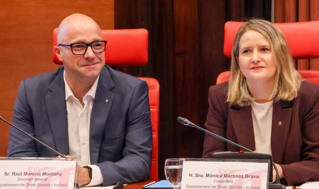 Raúl Moreno y Mònica Martínez Bravo en el Parlament.