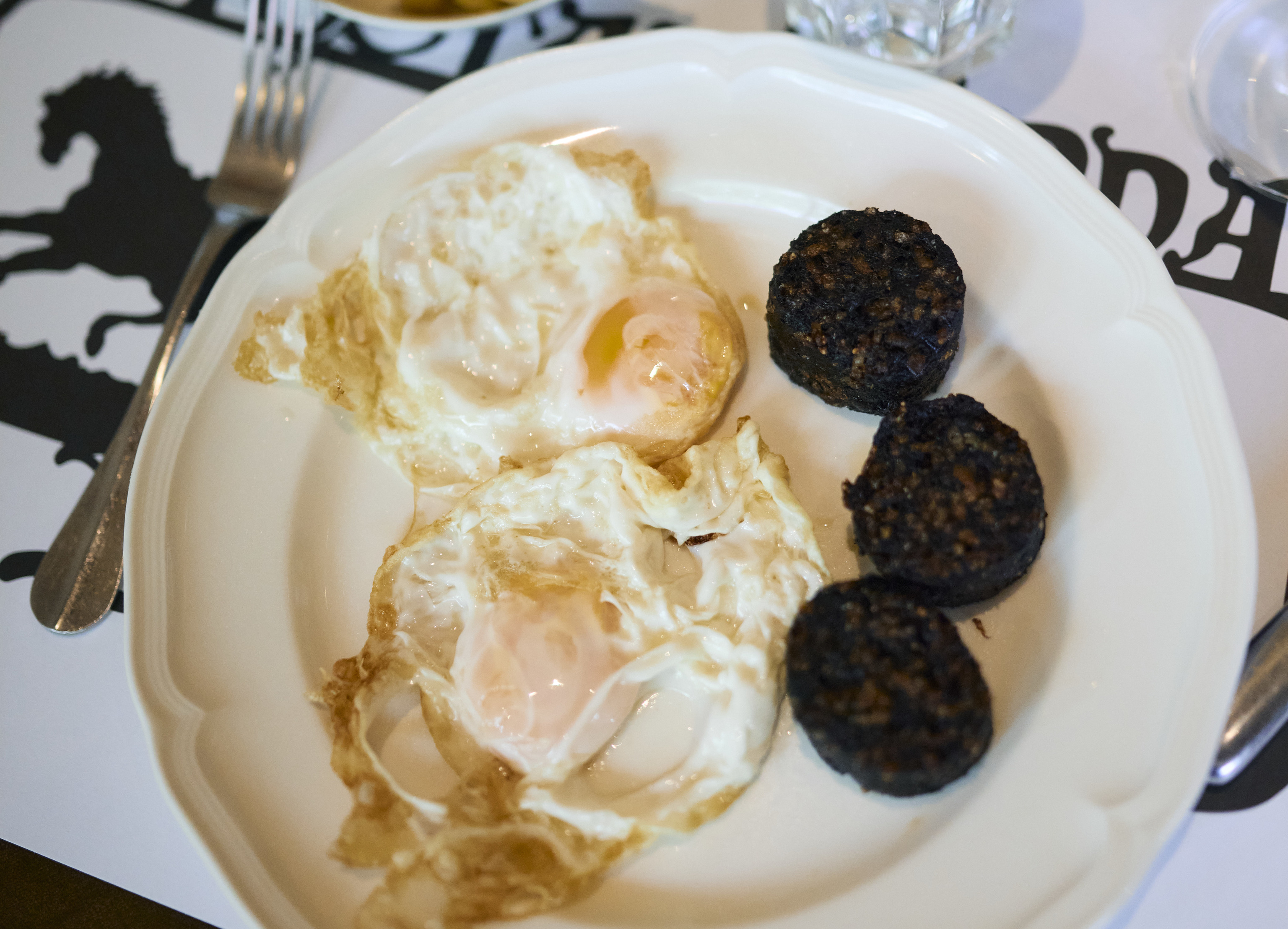 Los t�picos huevos fritos con morcilla de Landa.