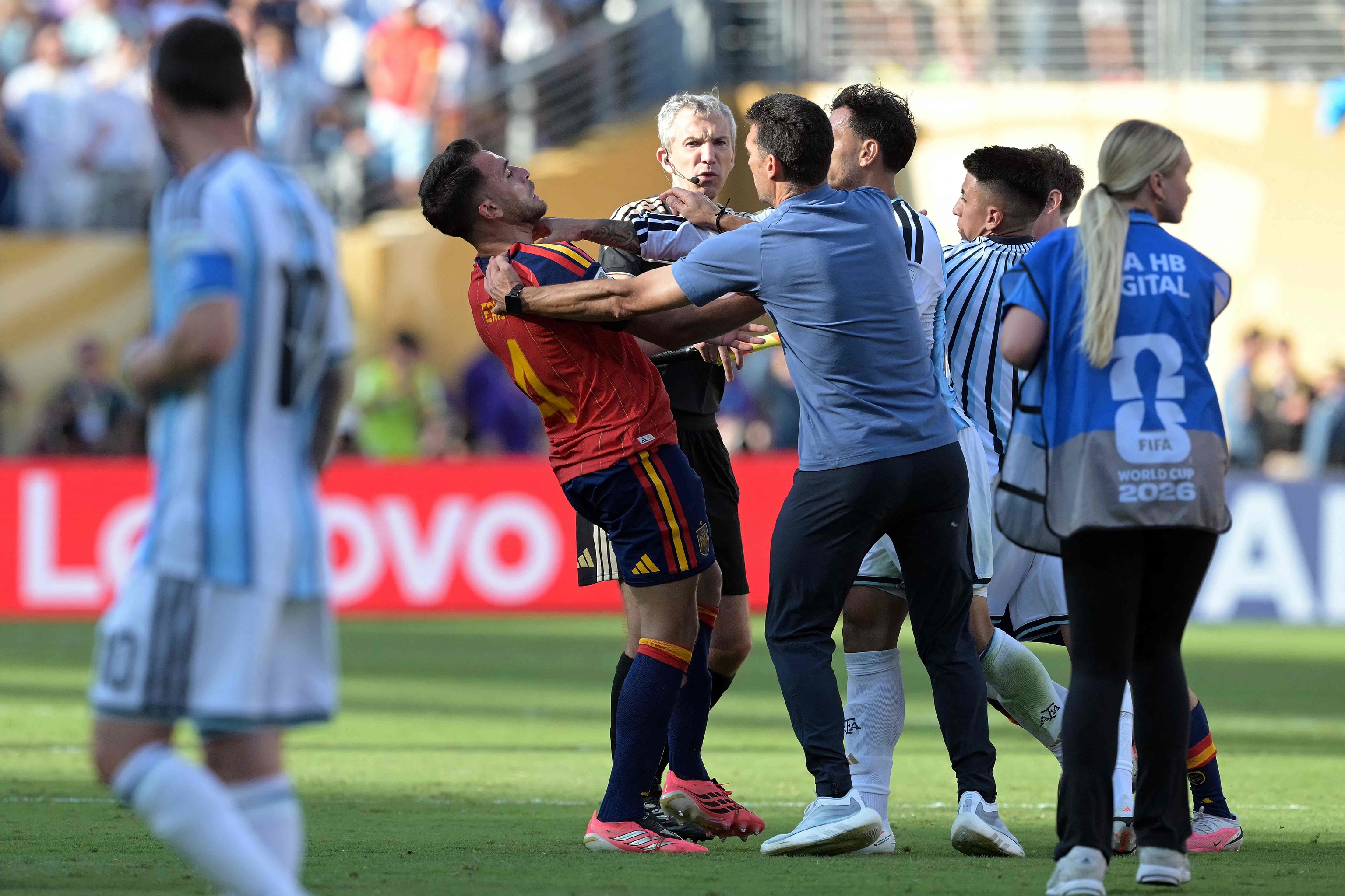 Scaloni trata de separar a a Paredes de Eric García.