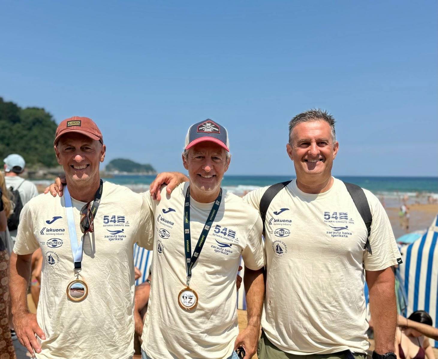 Jorge, Marco e Iván Postigo tras participar en la clásica Getaria-Zarautz, 19 julio 2026