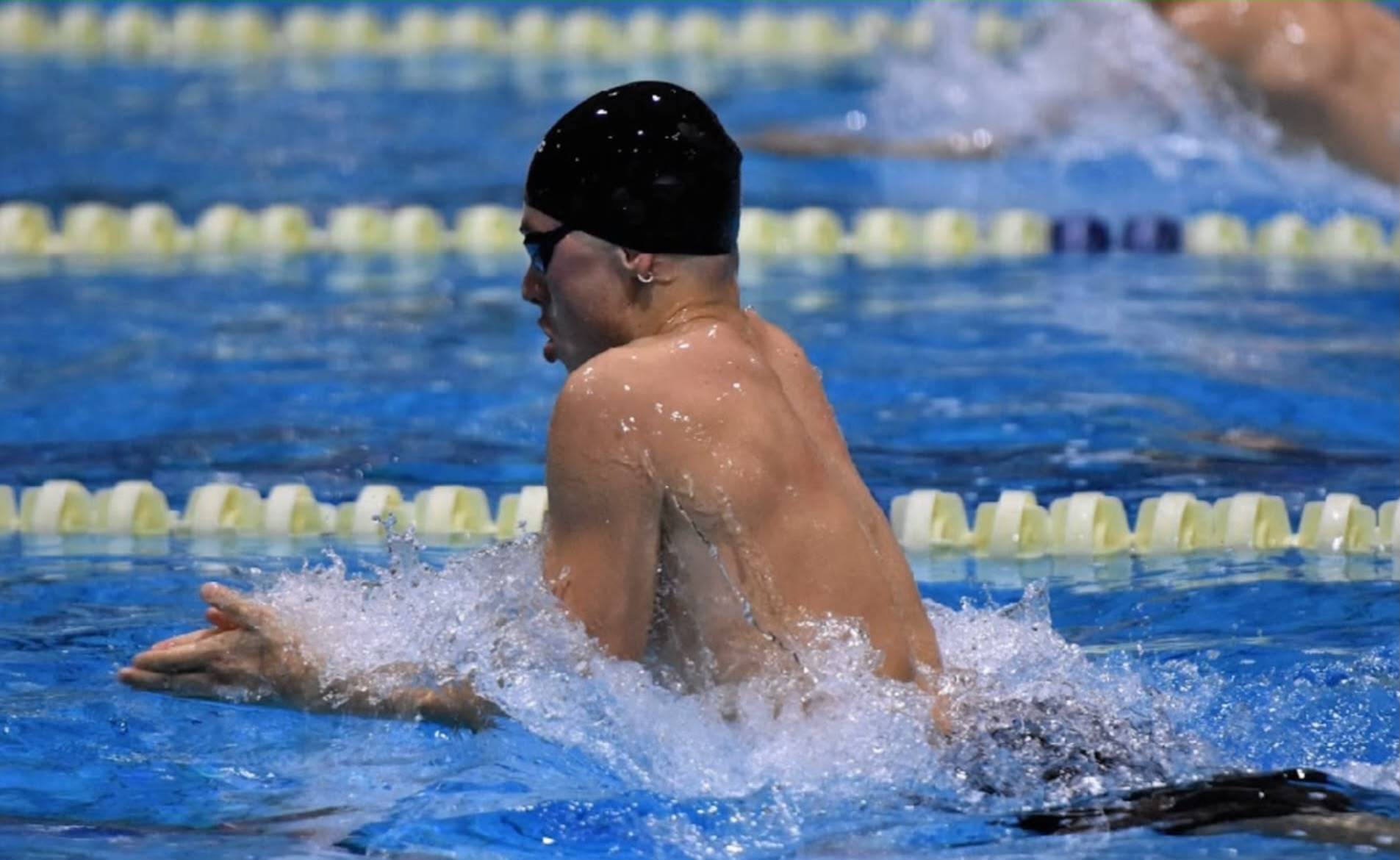 Kay Postigo entrenando en la piscina