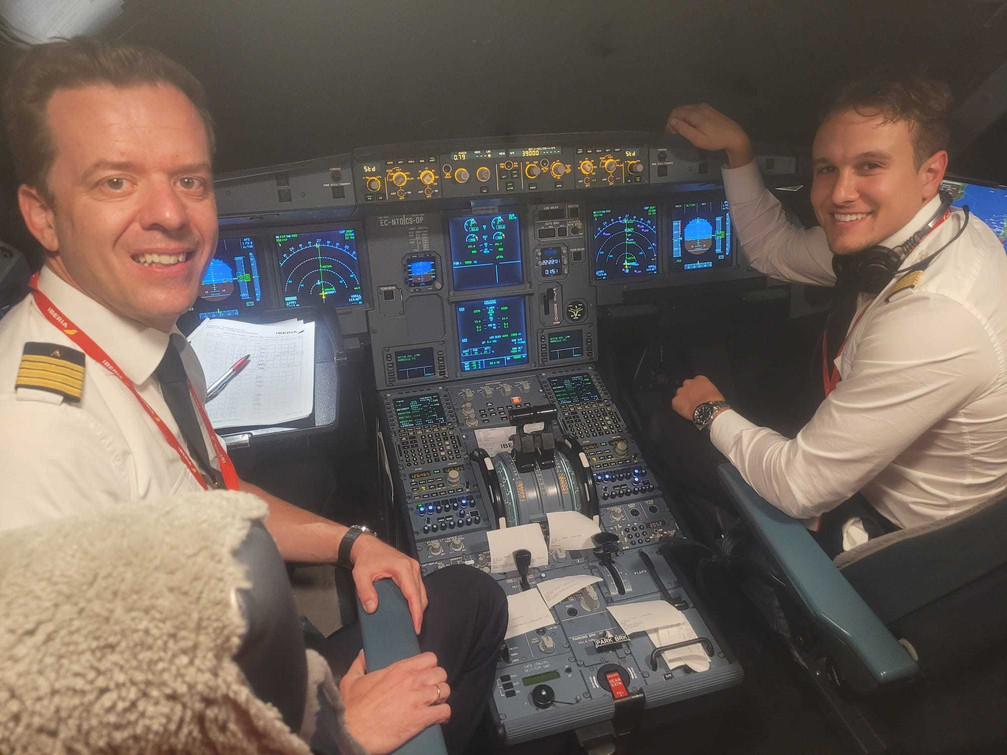 El comandante, Carlos Usero (izquierda), y el copiloto, Alejandro Rodríguez Novoa, en la cabina del avión tras la victoria de España.