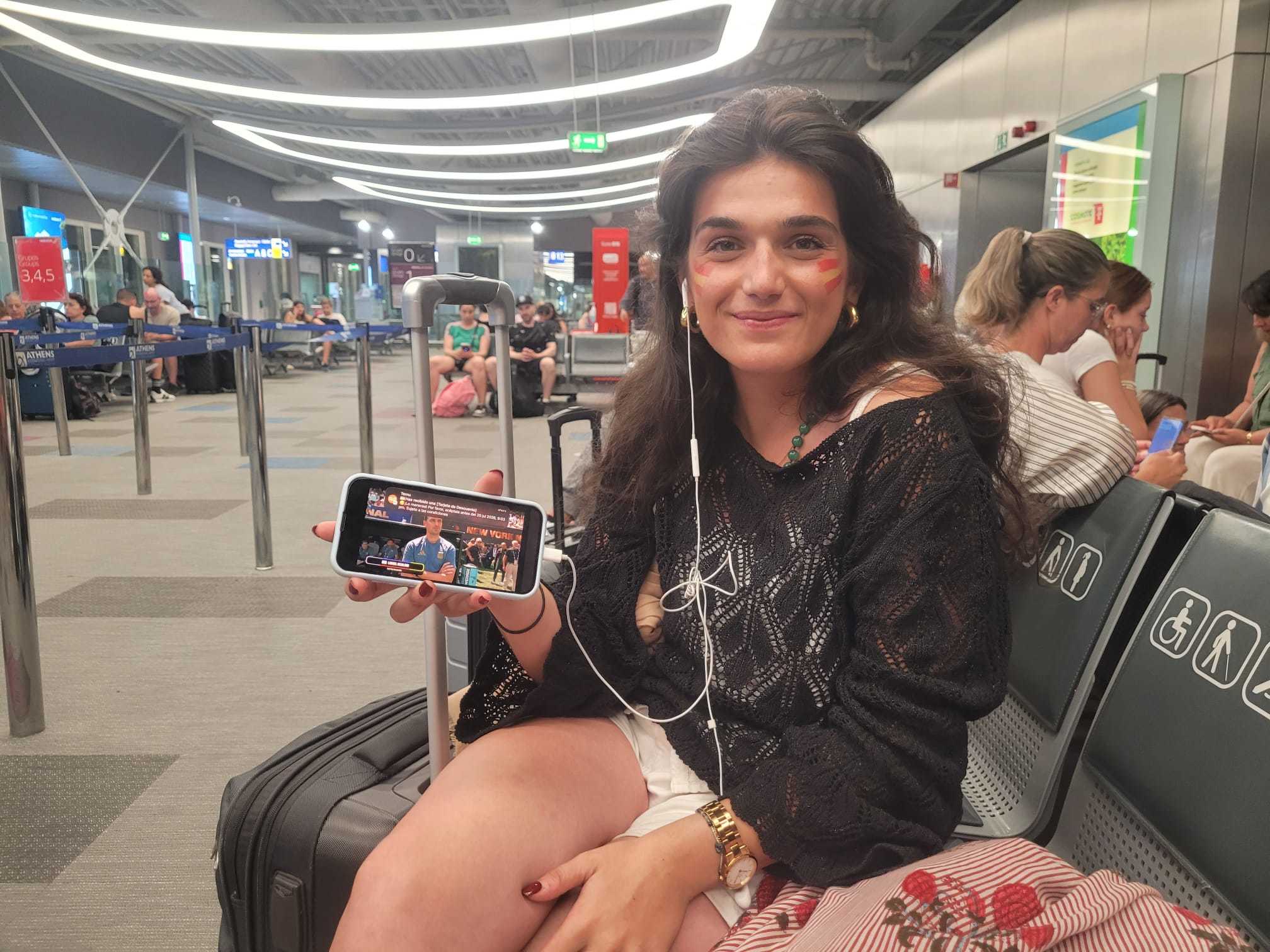 Marta sigue la primera parte del partido en el aeropuerto de Atenas, antes de embarcar.