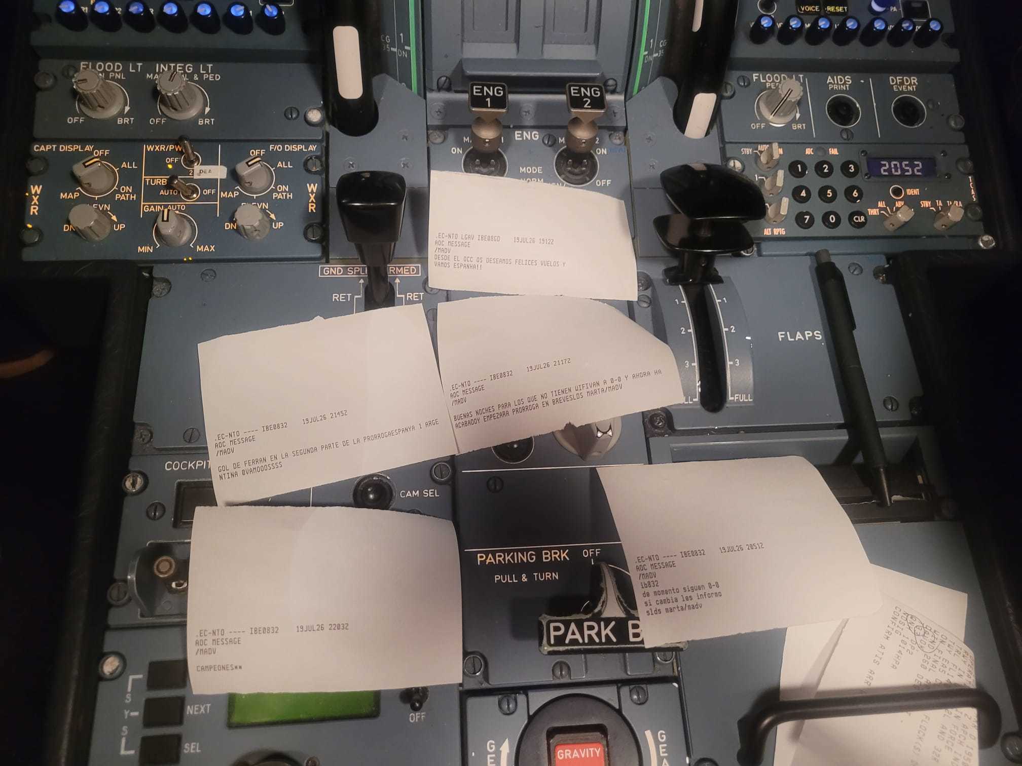 Los mensajes impresos que recibieron los pilotos durante el vuelo sobre la marcha del partido