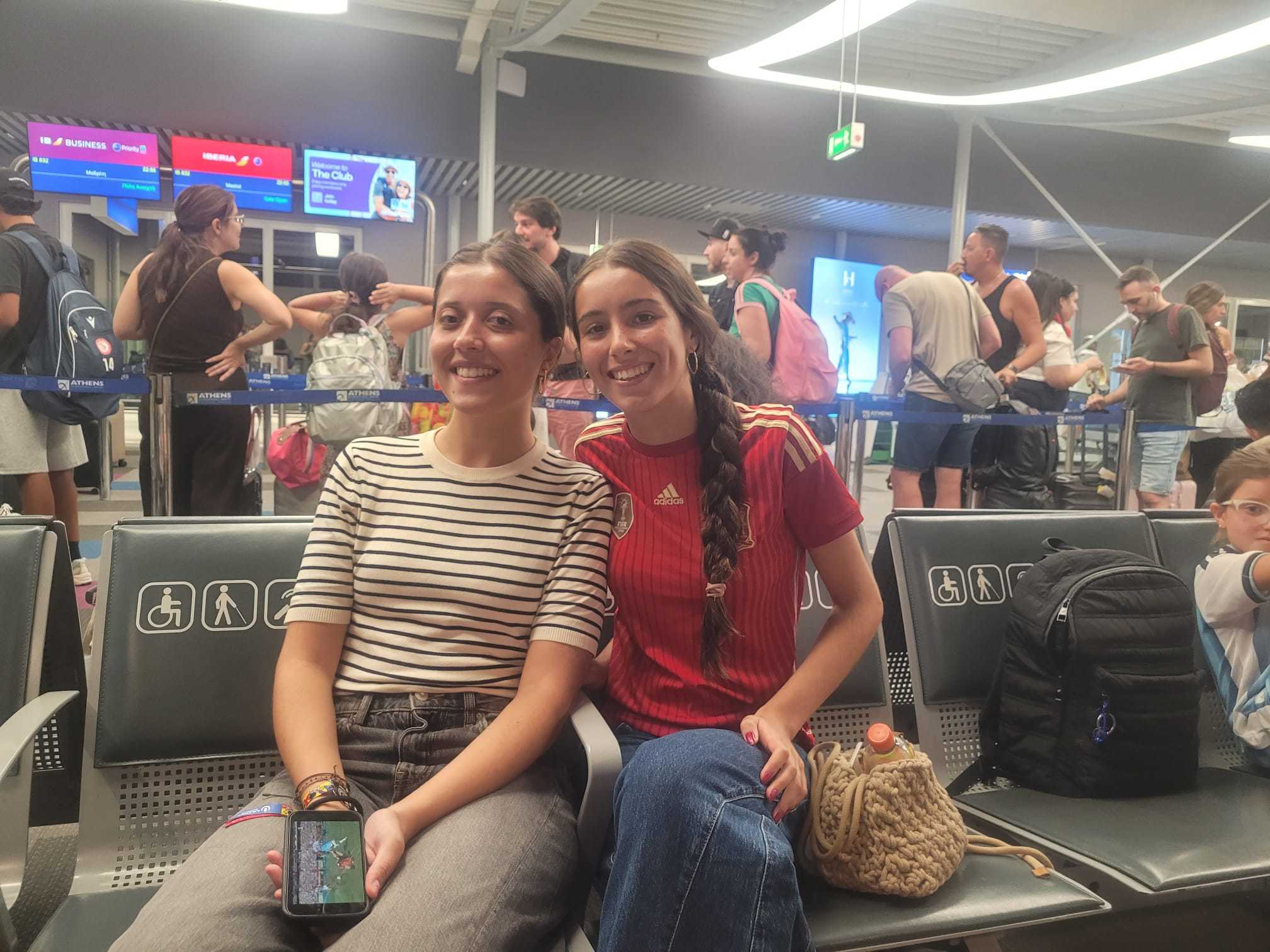 Mia y Adriana regresaban anoche a Madrid tras sus vacaciones en Grecia