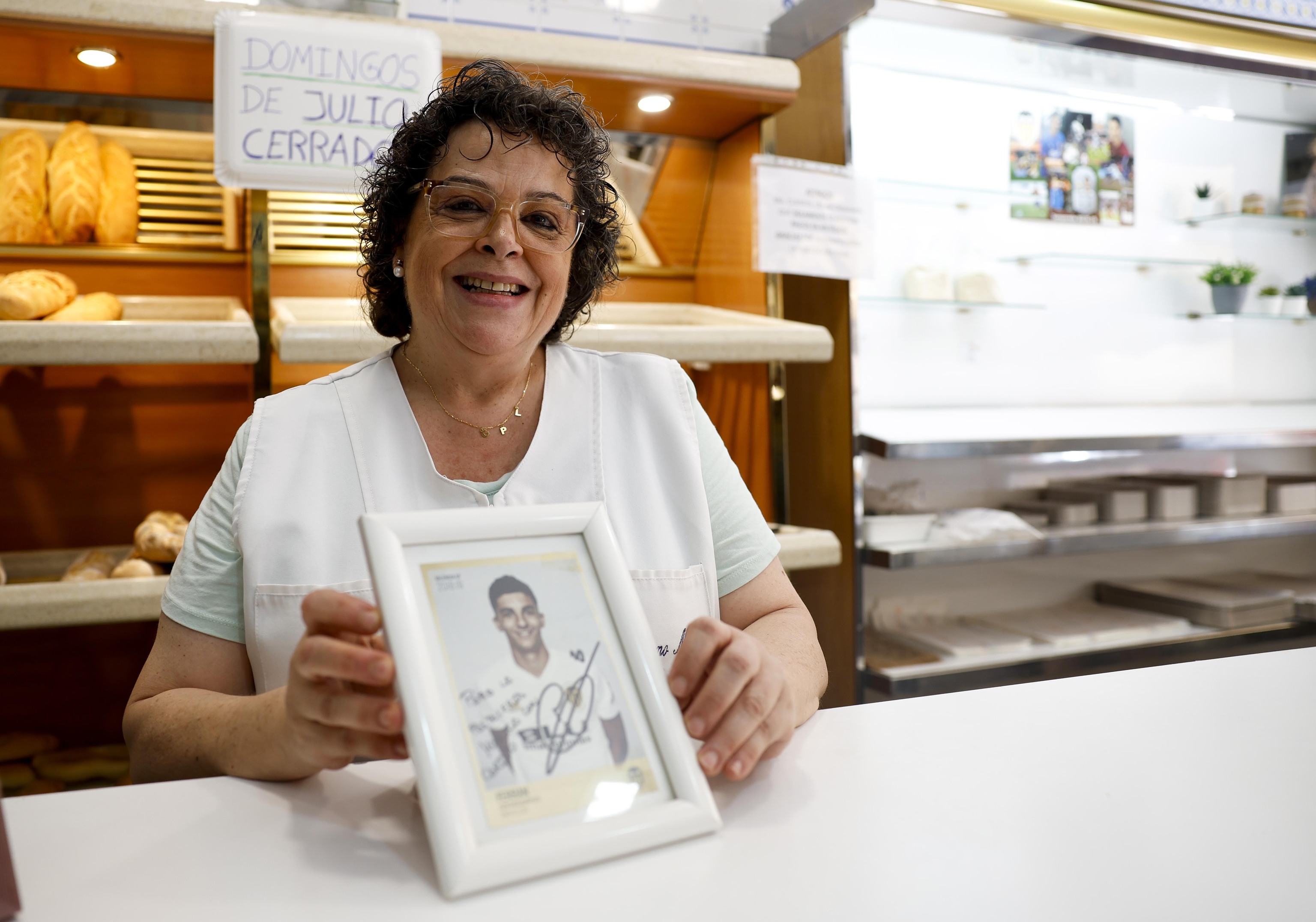 Laura, con una foto de Ferran Torres en su pastelería.
