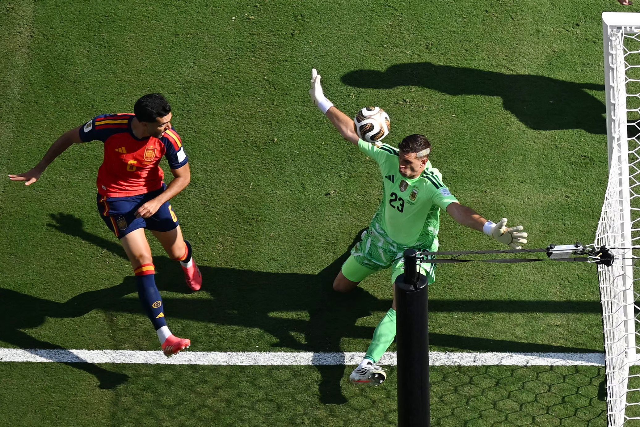Merino, ante Emiliano Martínez, el domingo en Nueva Jersey.