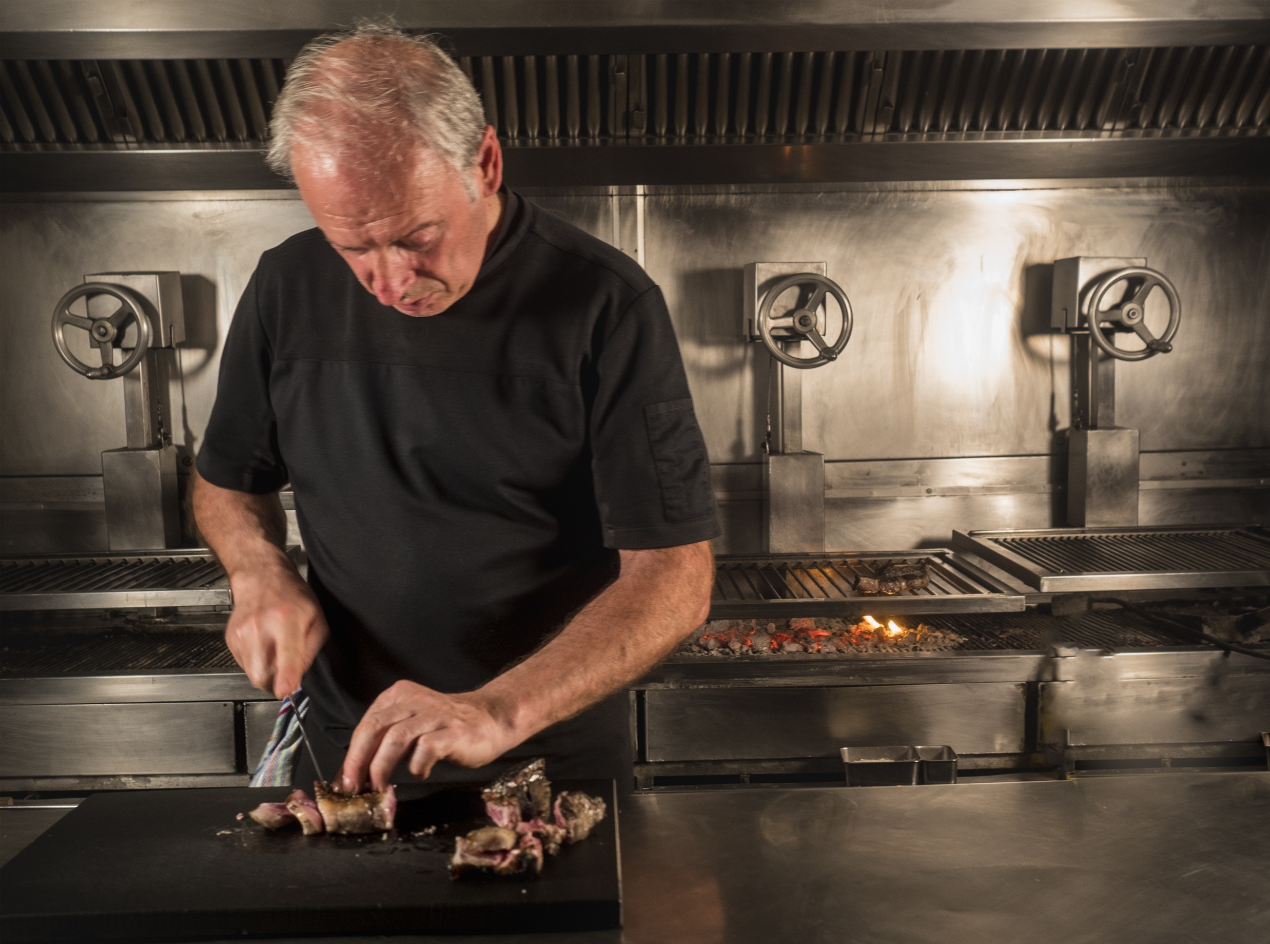 Bittor Arguinzoniz en la cocina de Etxebarri.
