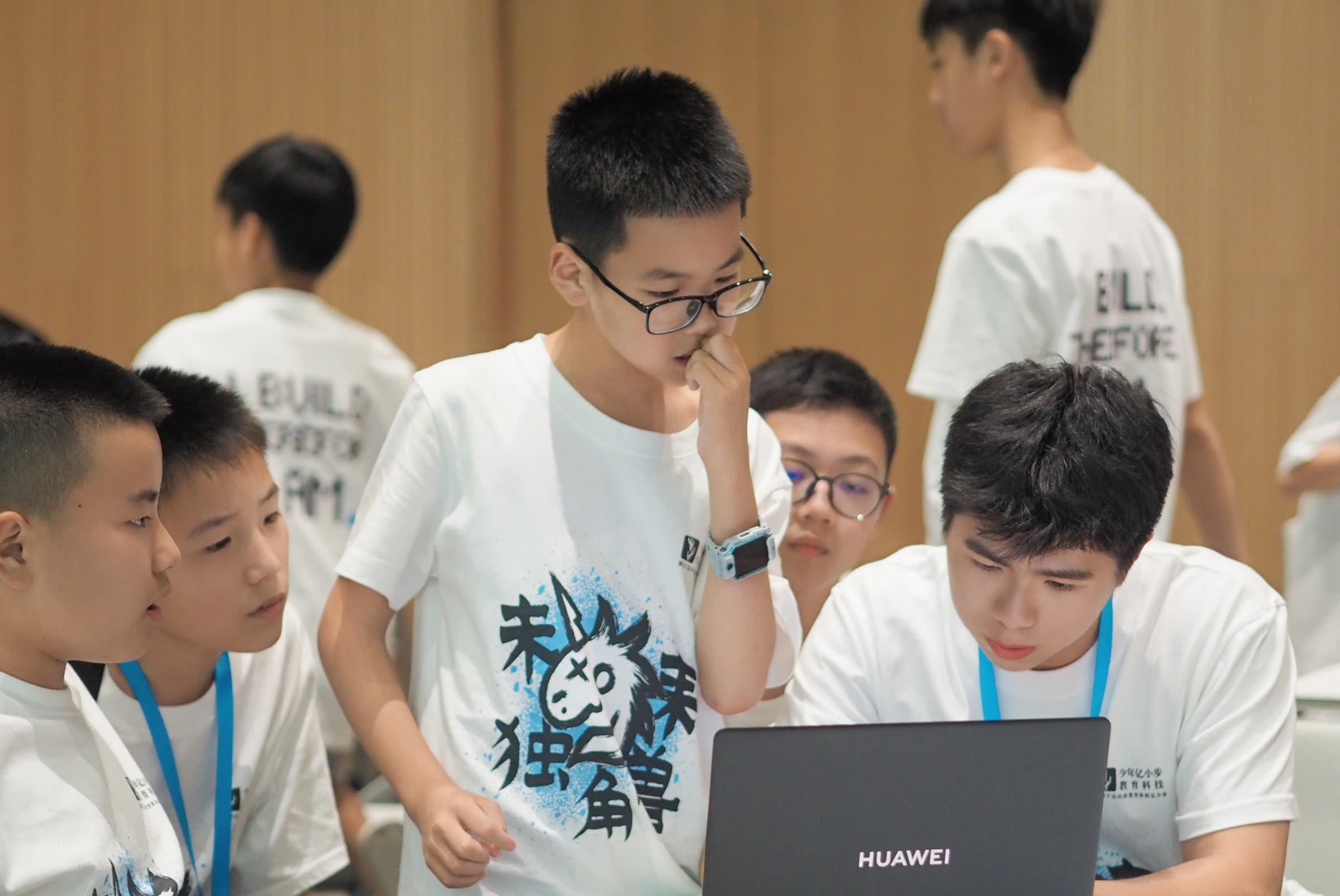 Niños en un campamento sobre Inteligencia Artificial en China.