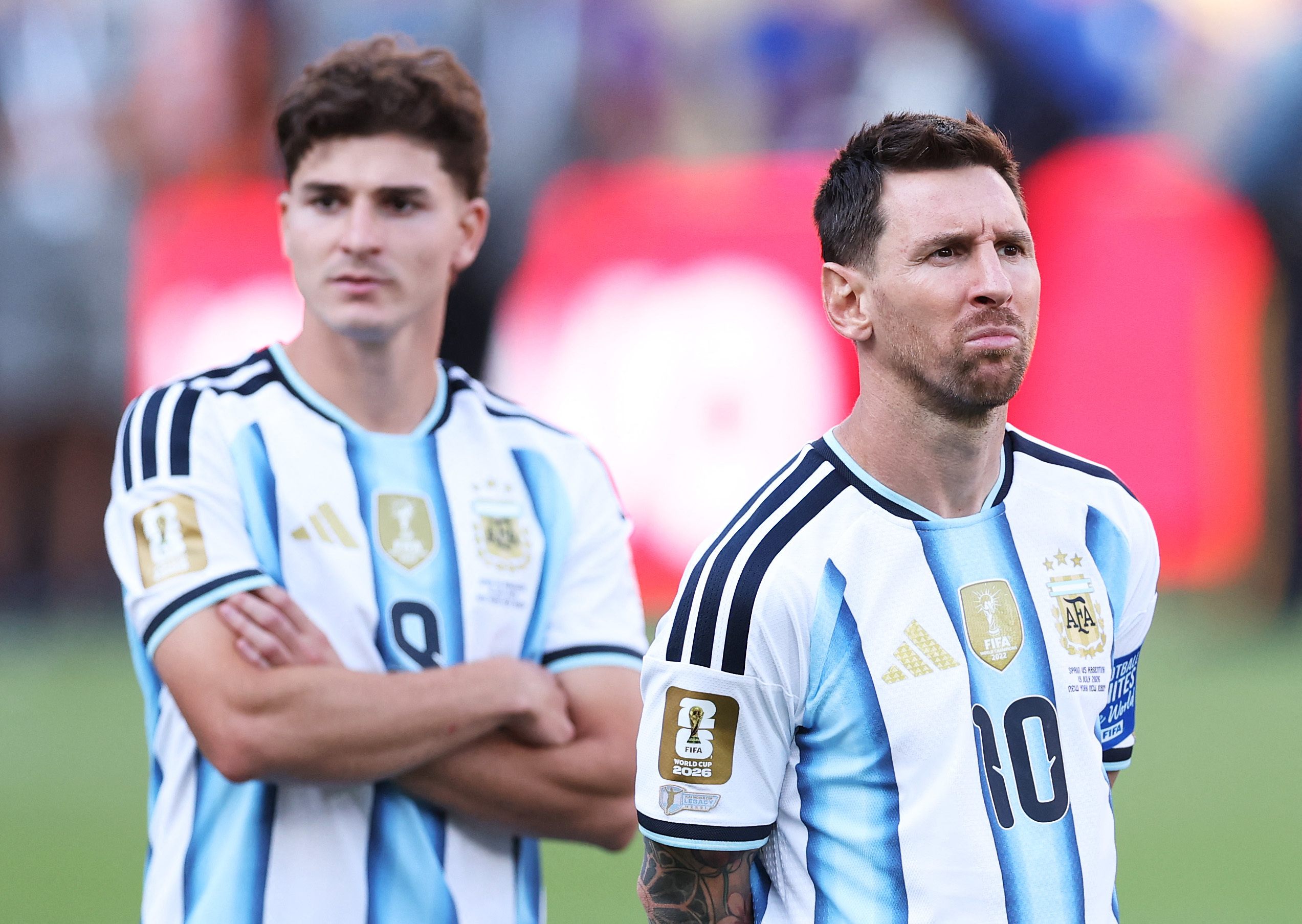 Julián Álvarez y Messi, abatidos tras la derrota en la final.