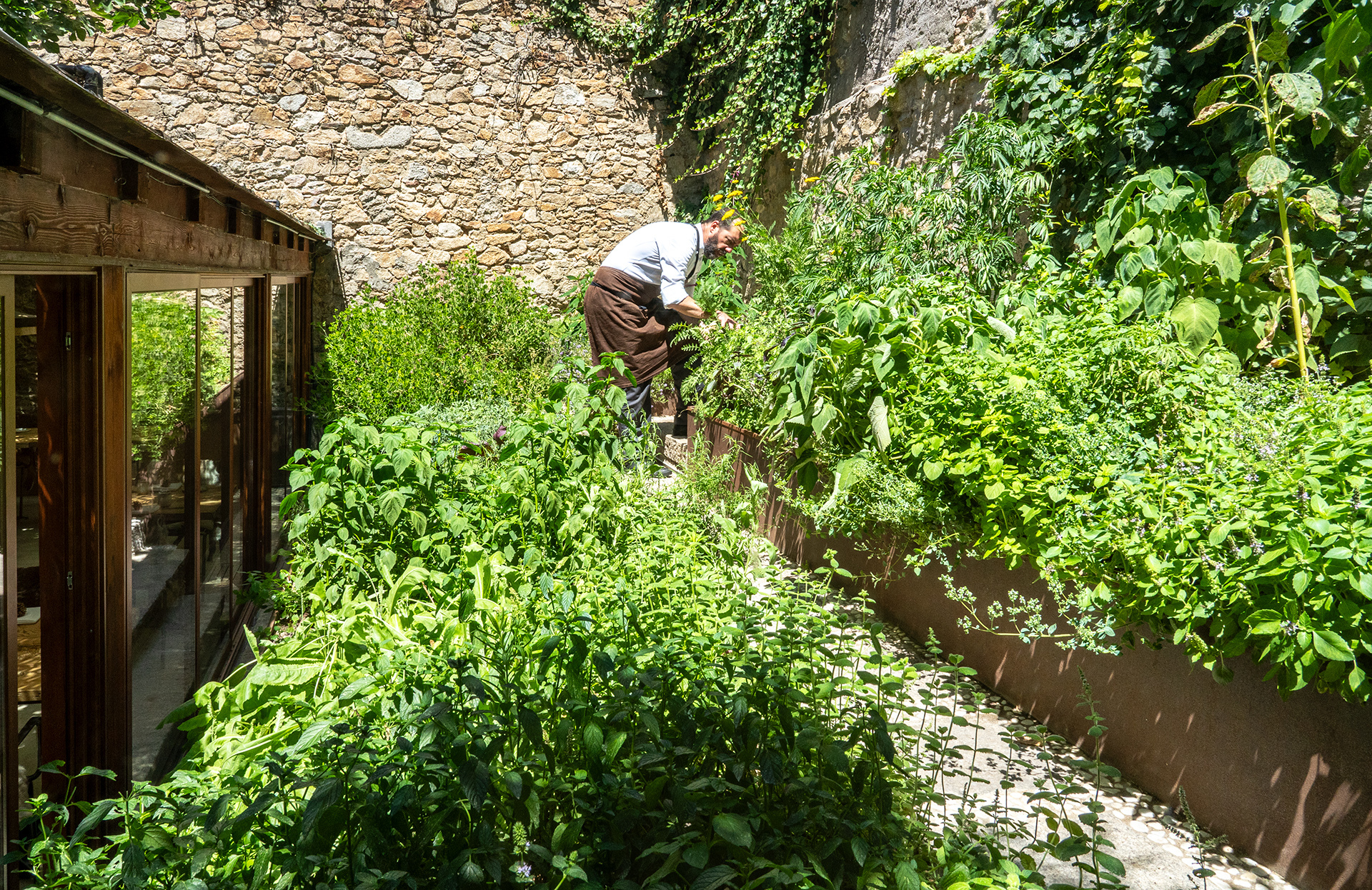 El cocinero Dani Ochoa en el huerto de su restaurante Montia.